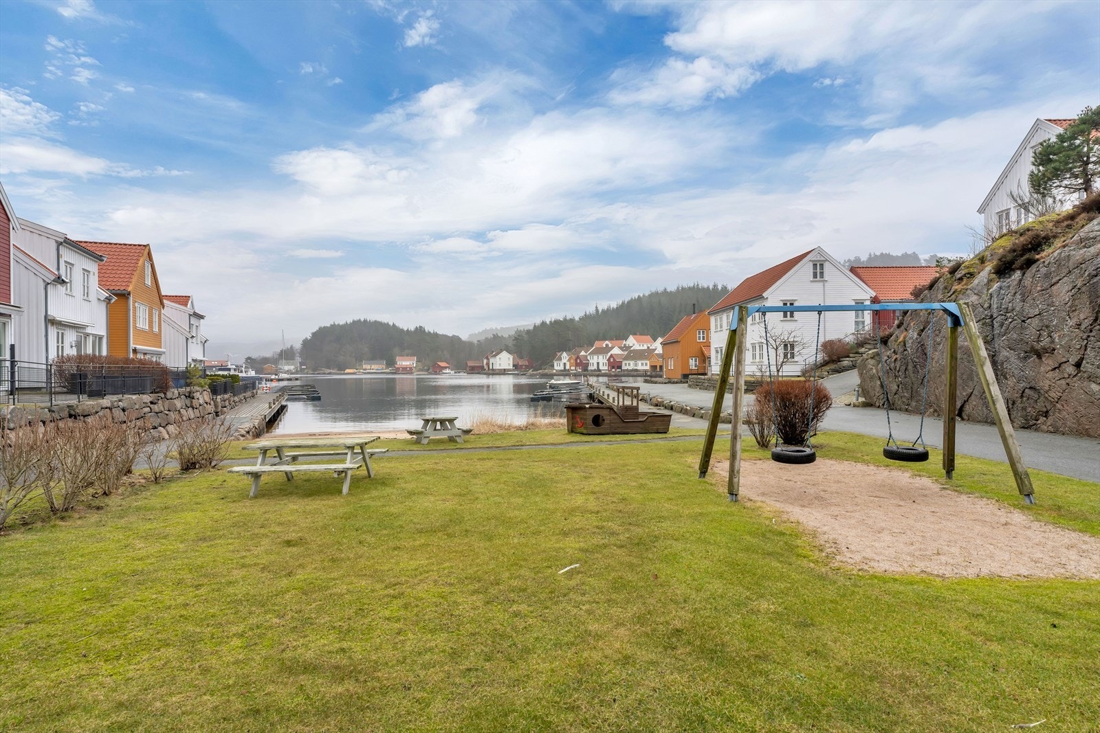 Her finner vi også en felles lekeplass som blir flittig brukt på sommeren av barna på øya. Galleribilde