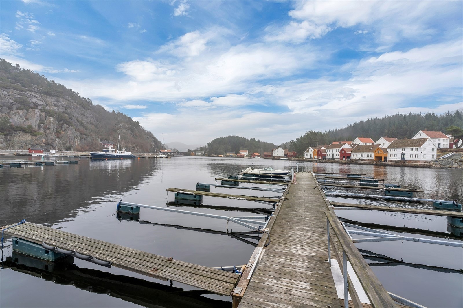 Det medfølger 1 båtplass til hytten. Galleribilde
