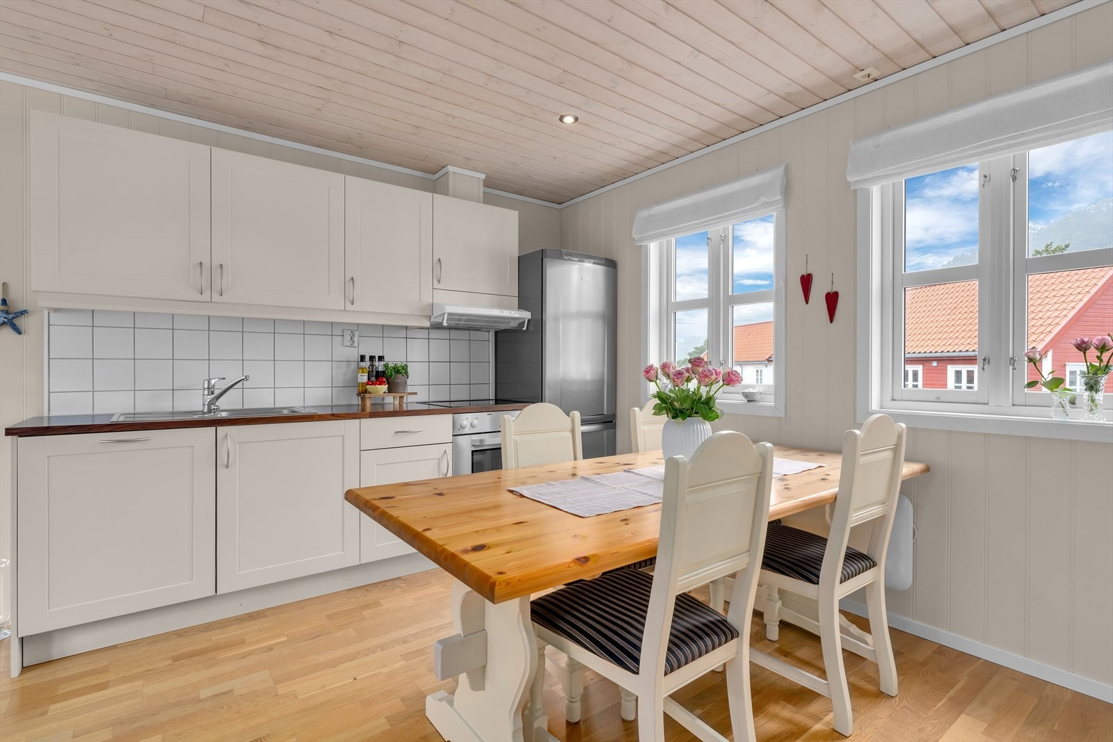 Kjøkken med plass til spisegruppe. Galleribilde