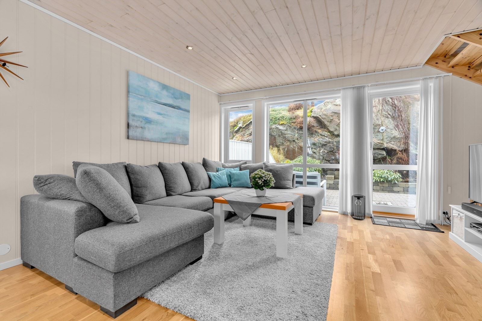 I stuen finner vi store vinduer som gir en luftig og lys atmosfære. Galleribilde