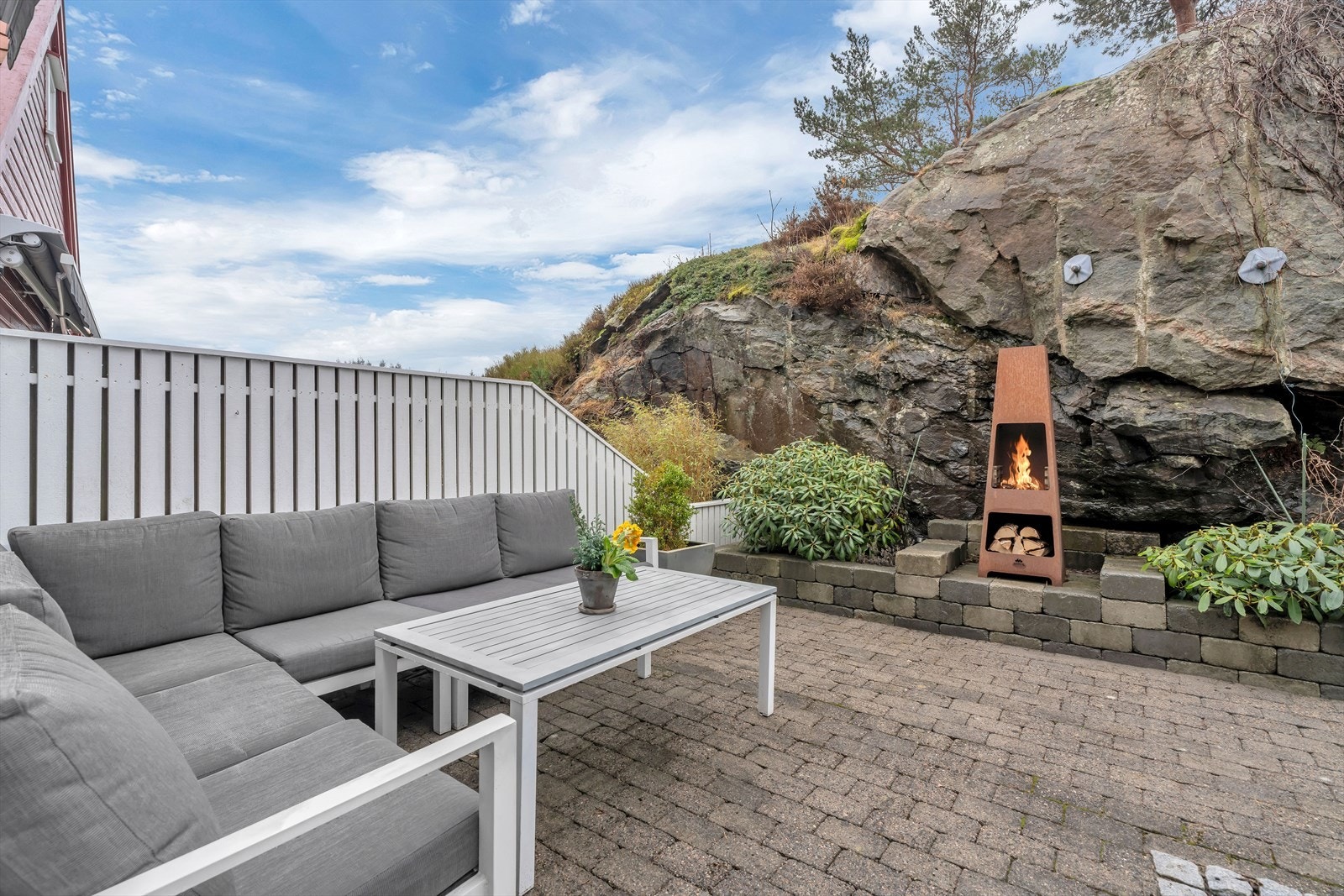 Fra stuen kommer vi ut til en hyggelig og tilbaketrukket uteplass. Galleribilde