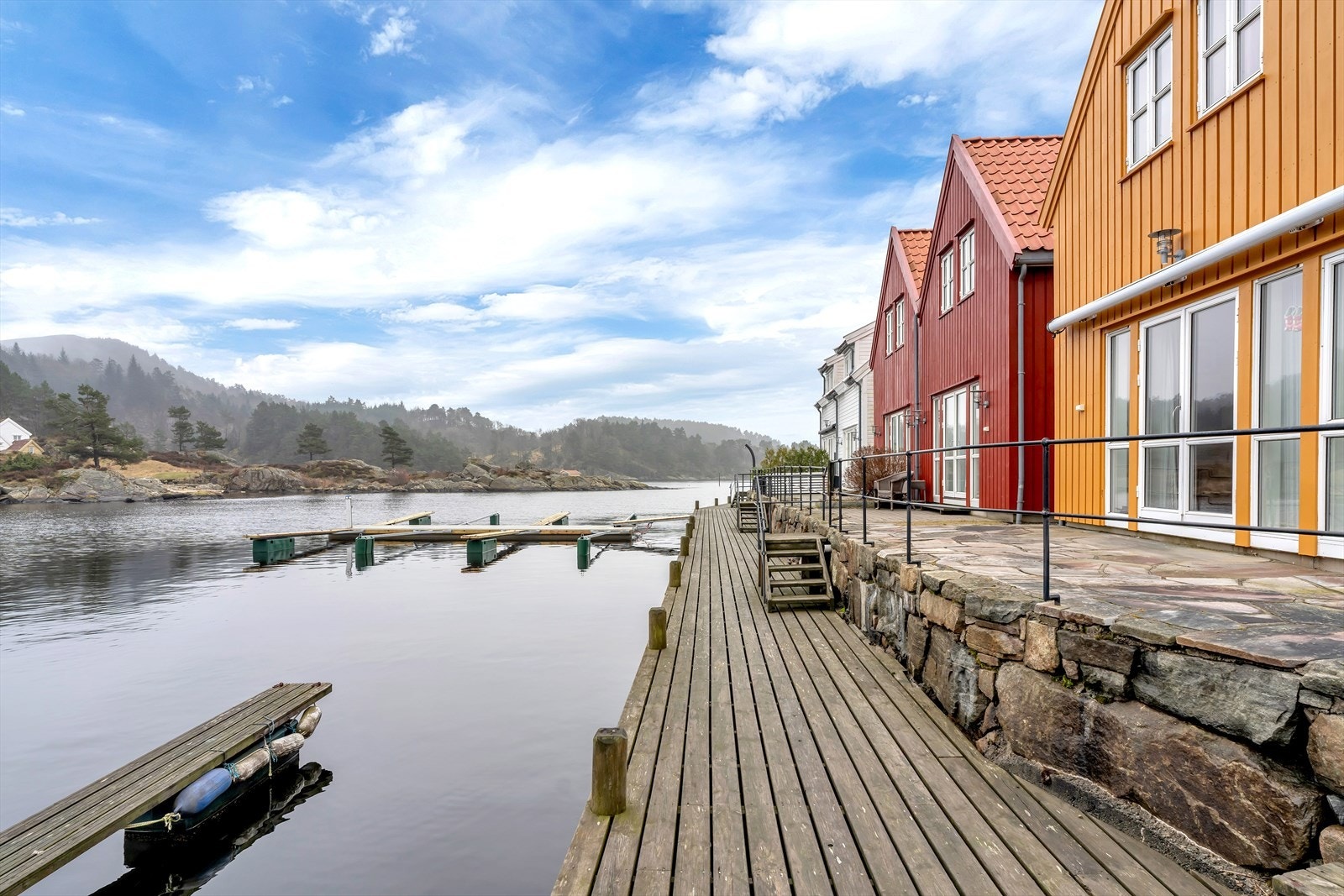 Her kan man ta morgenturen langs vannkanten. Galleribilde