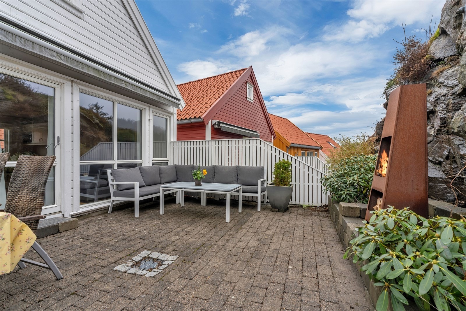 Flott uteområde hvor man kan sitte usjenert. Galleribilde