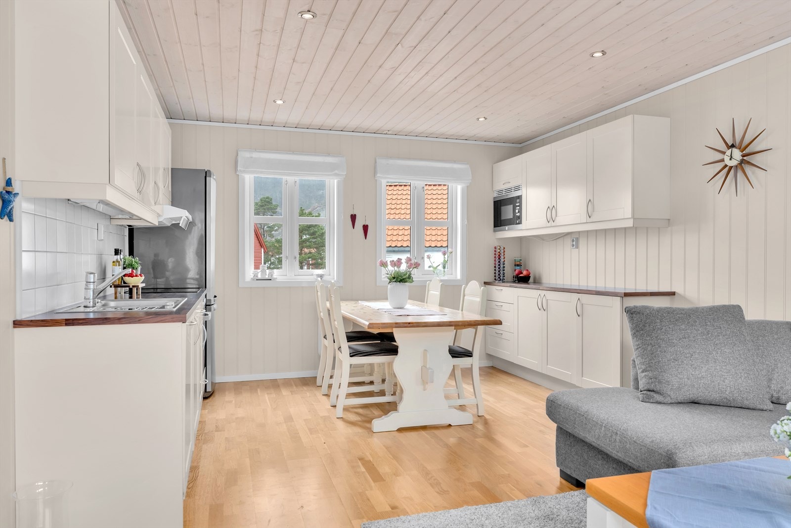 Kjøkkenet er praktisk utformet og har god oppbevaring i skuffer og skap. Galleribilde