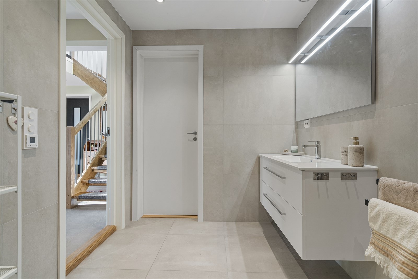 Svært pent bad utført med store moderne fliser på gulv og vegger Galleribilde