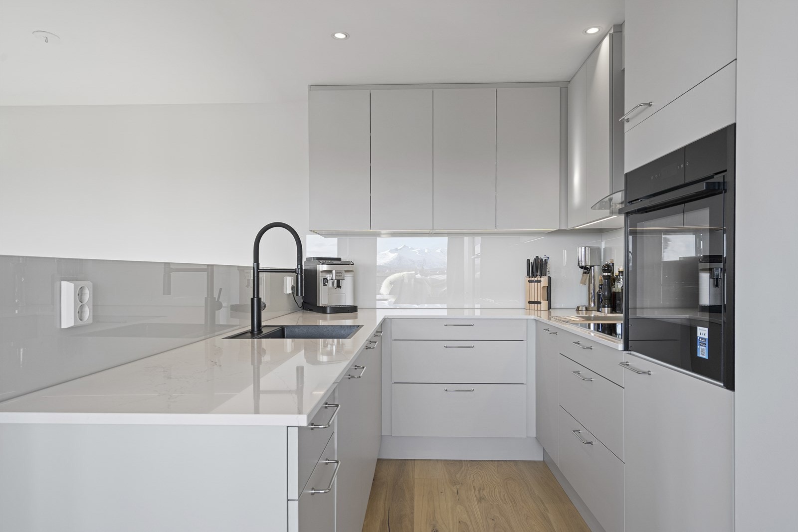 Innredningen er godt utbygget med skap- og benkeplass - I tillegg er det 3 doble stikkontakter med praktiske plasseringer Galleribilde