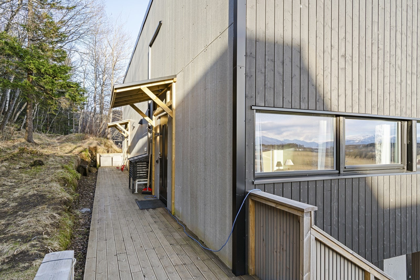 Overbygget inngangsparti med tilhørende markterrasse mot nord Galleribilde