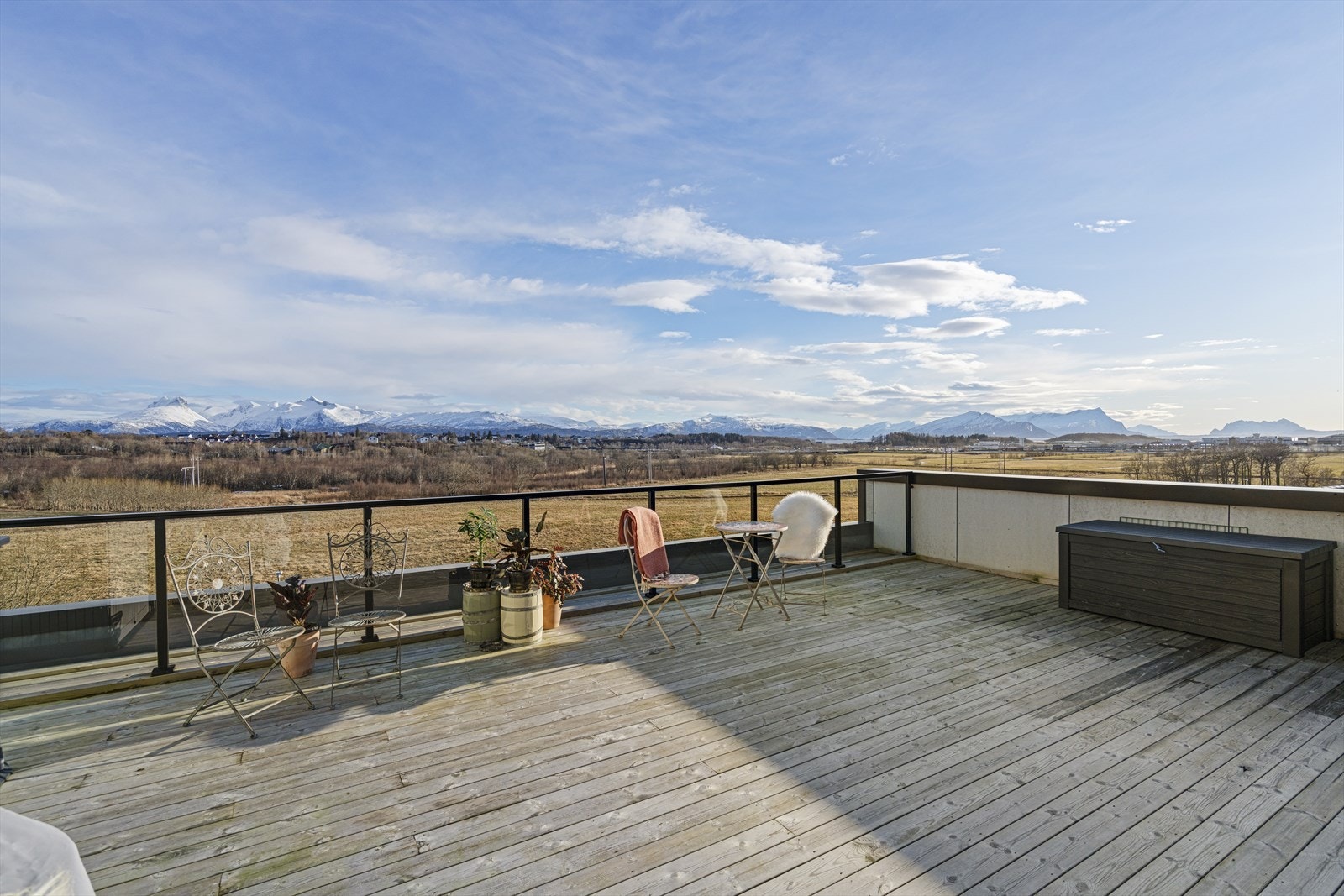 Leiligheten har tilhørende terrasse på hele 44 m² med vakker utsikt! Galleribilde