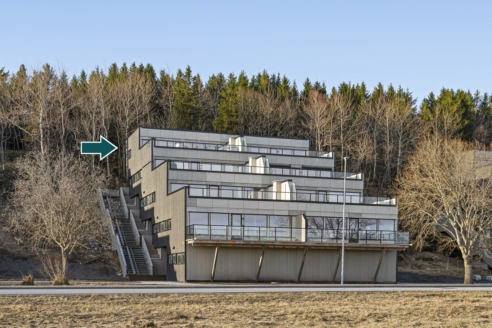 Leiligheten ligger i toppetasjene (4. og 5 .etasje) og har utgang fra stuen til sørvendt terrasse Galleribilde
