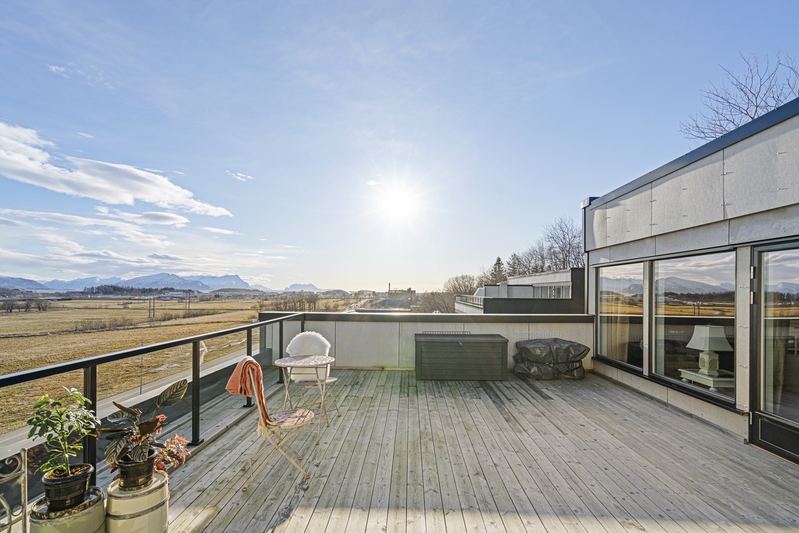 Terrassen er på hele 44 m² og vender solrikt mot sør Galleribilde