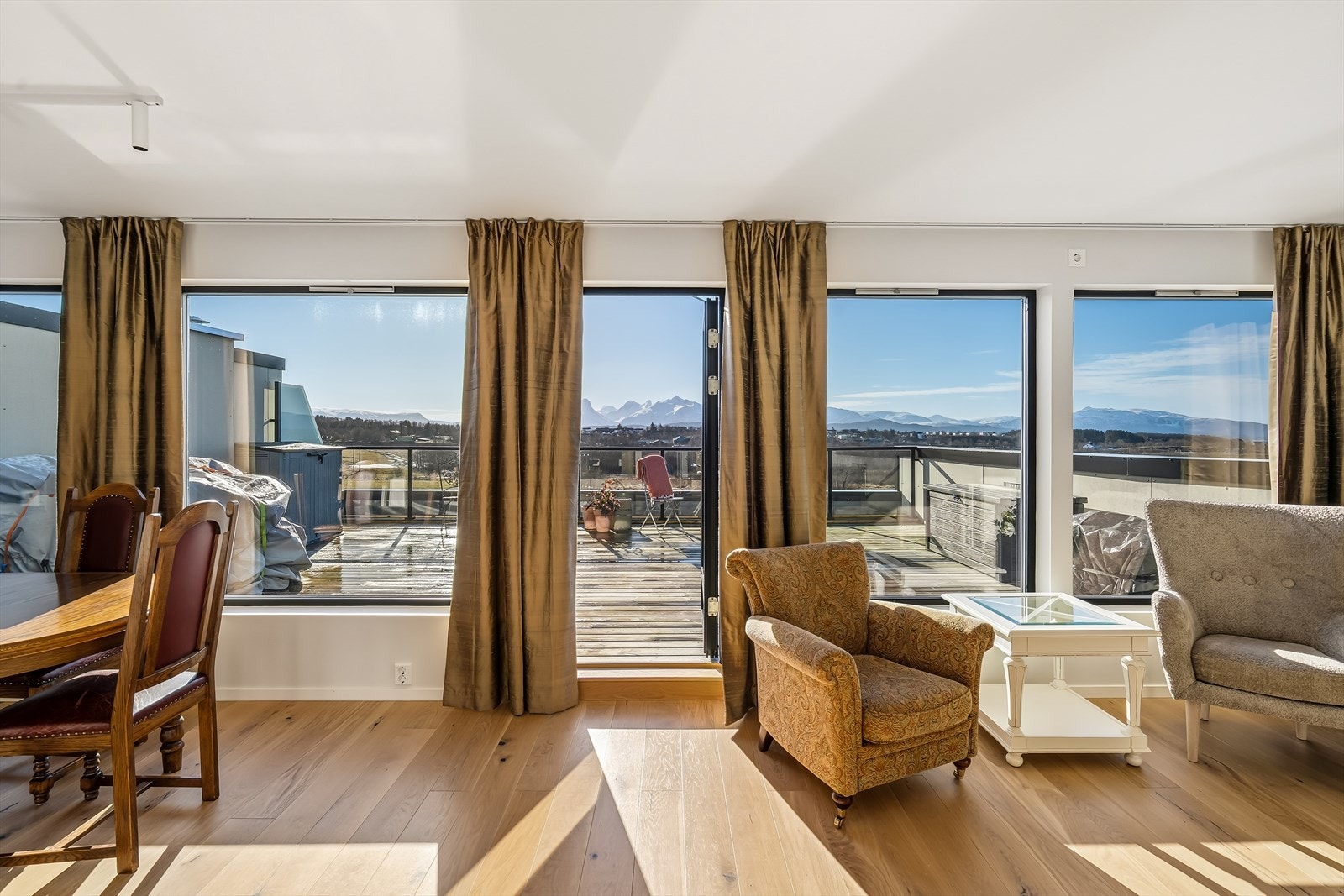 Det er store sørvendte vindusflater som slipper inn masse lys og vakker utsikt over Børvasstindan Galleribilde