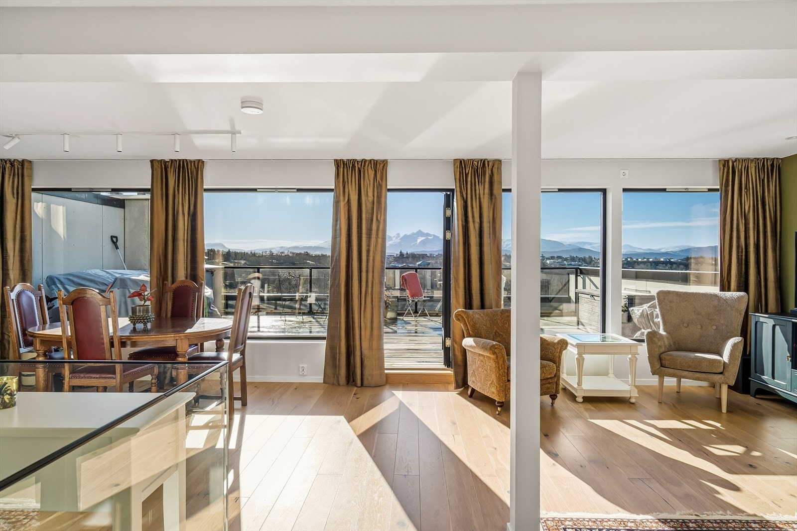 DNB Eiendom v/Bjørn Harald Sandvik presenterer en lekker selveierleilighet over to etasjer i populære Rønvika Galleribilde