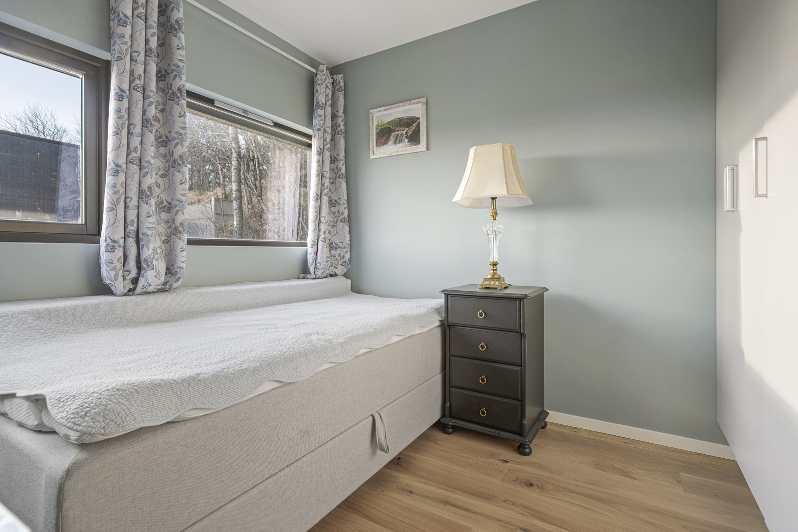 Det andre soverommet passer utmerket som barnerom, gjesterom eller hjemmekontor - Her er det etablert garderobeskap. Galleribilde