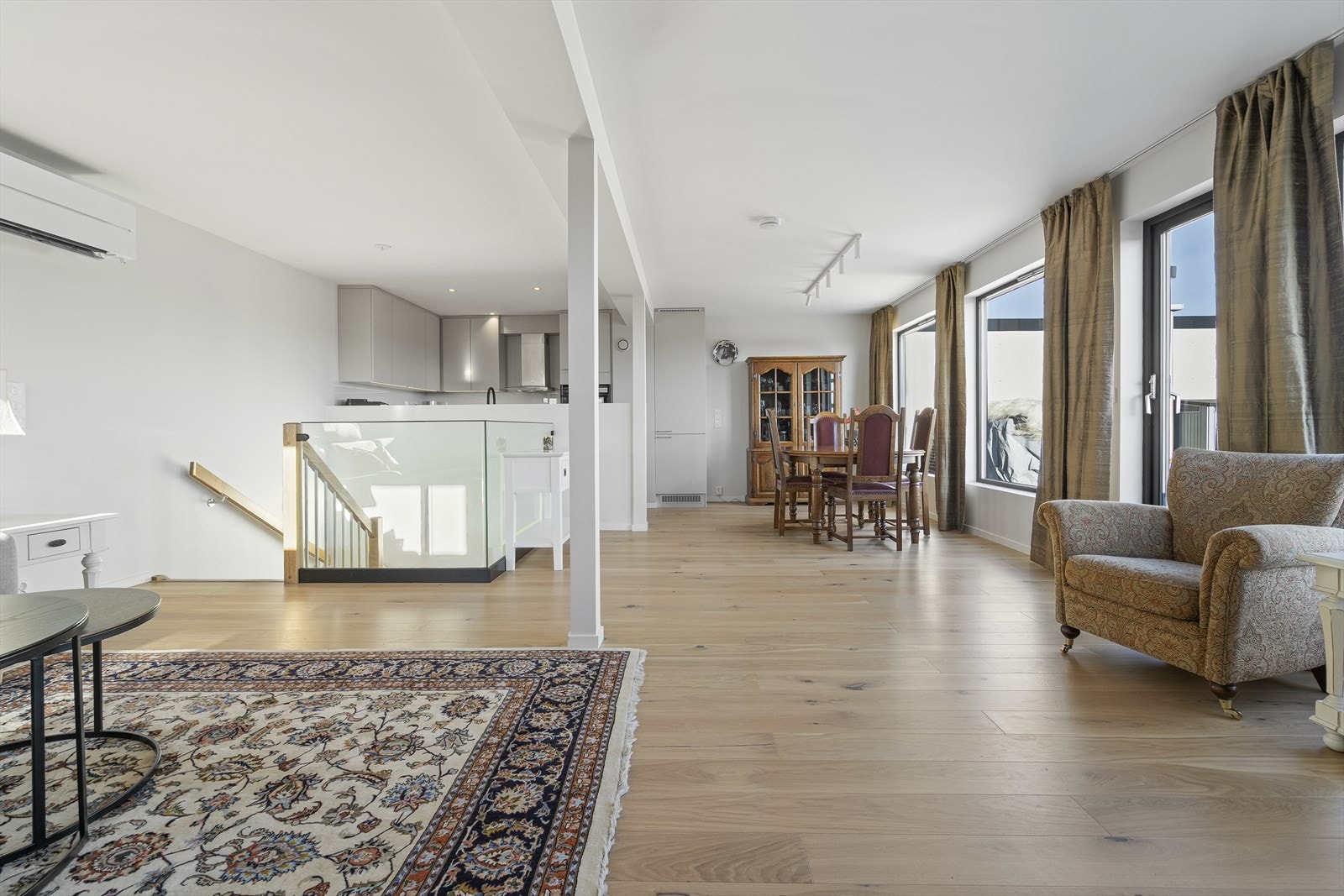 Spisestuen er praktisk plassert like ved kjøkkenet og det er etablert spotskinne over som gir fin belysning Galleribilde