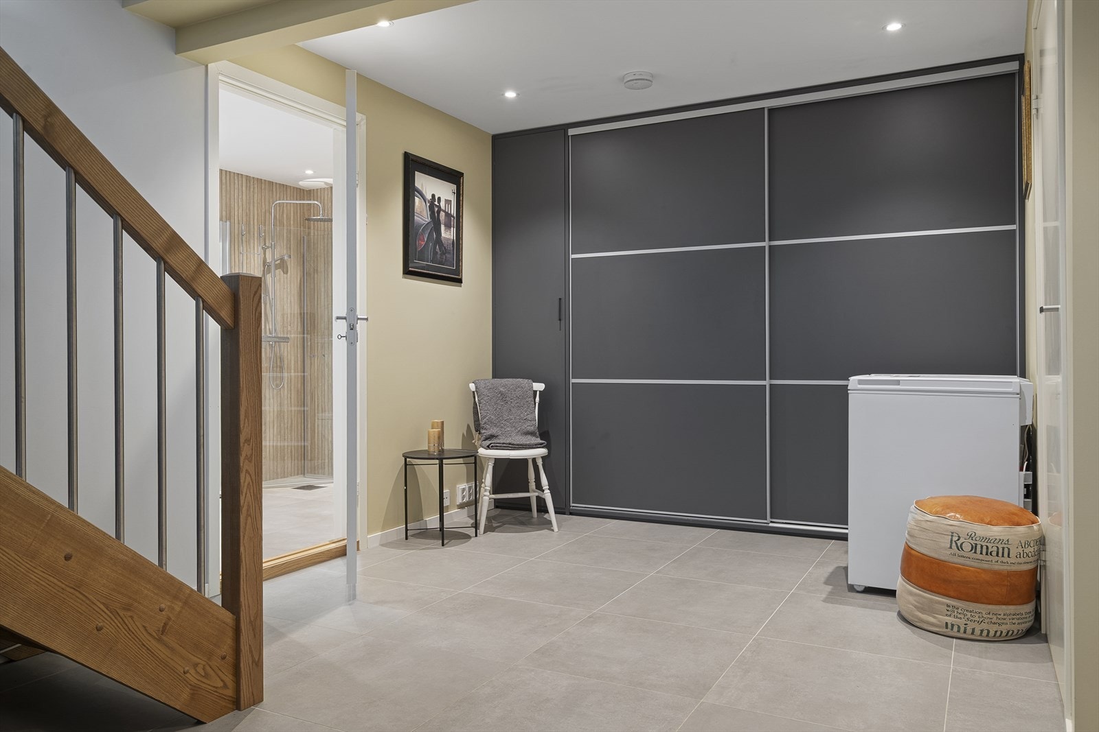 Her er det etablert en romslig og praktisk garderobeløsning med høyskap og skyvegarderobe - I denne etasjen finner du videre bad, vaskerom, to soverom og bod Galleribilde