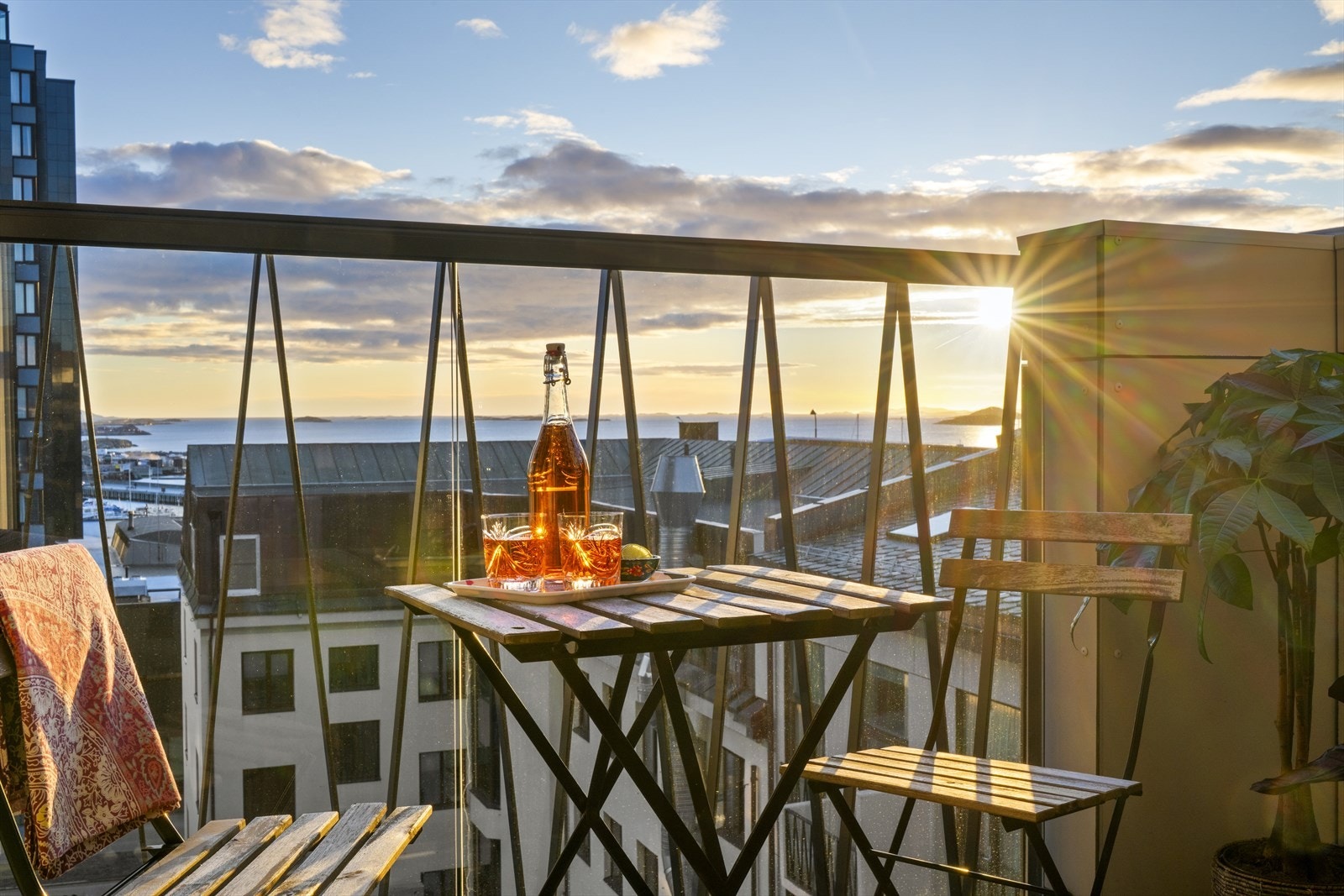 På varme sommerdager oppleves balkongen som en forlengelse av stuen og med et areal på ca. 5 m² får en fint plass til utemøbler Galleribilde
