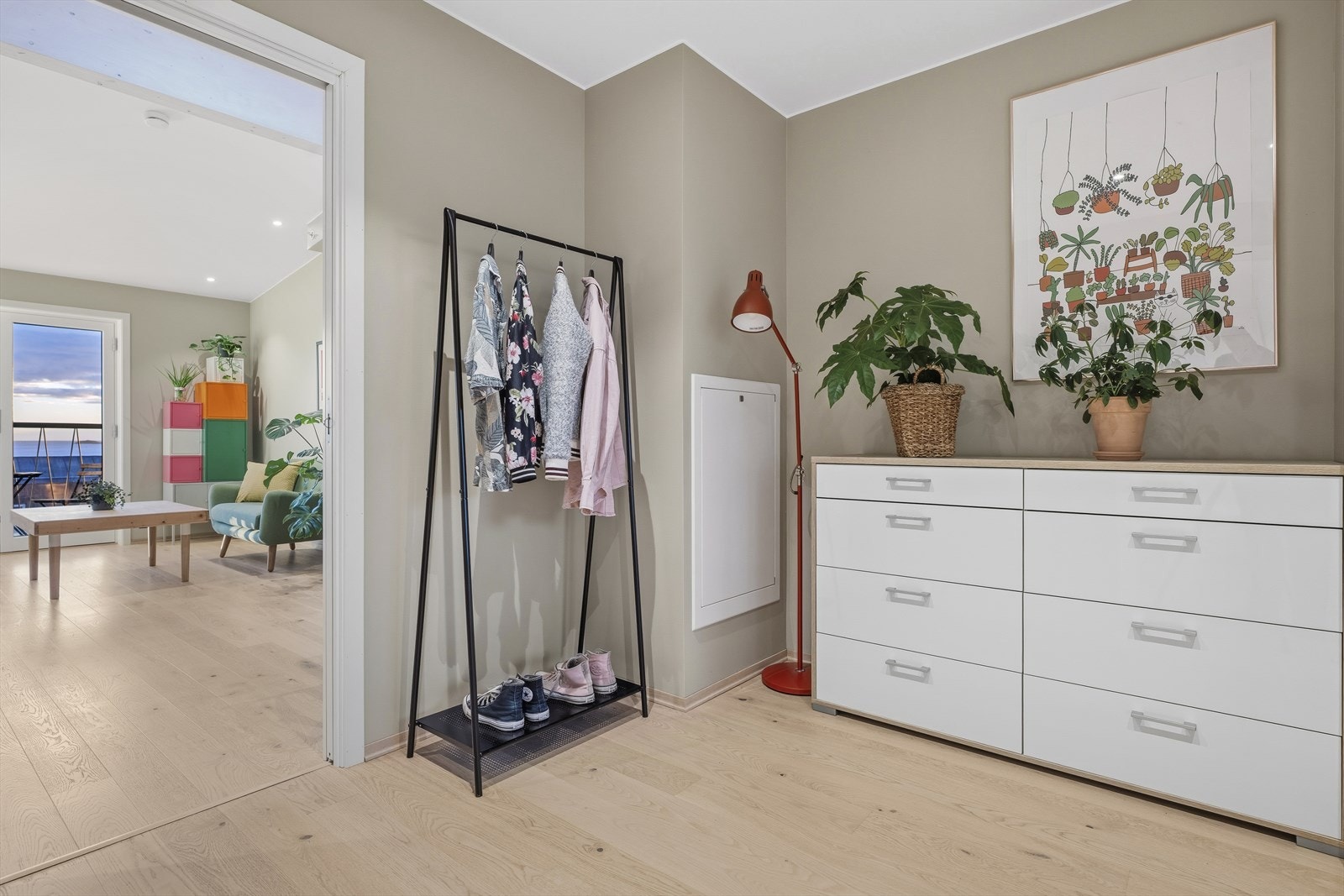 Du ønskes velkommen inn i en romslig og innbydende entré med god plass for oppbevaring av både sko og yttertøy - Herfra har du tilgang til badet og videre inn i stue/kjøkken Galleribilde