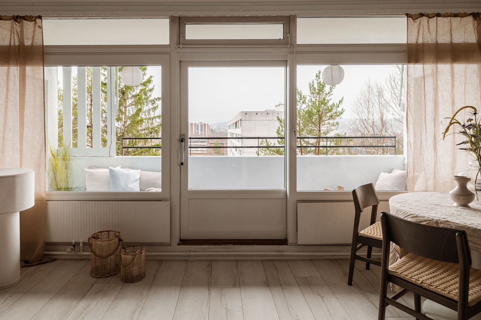 Balkongdøren og de store vindusflatene slipper inn rikelig med dagslys. Galleribilde