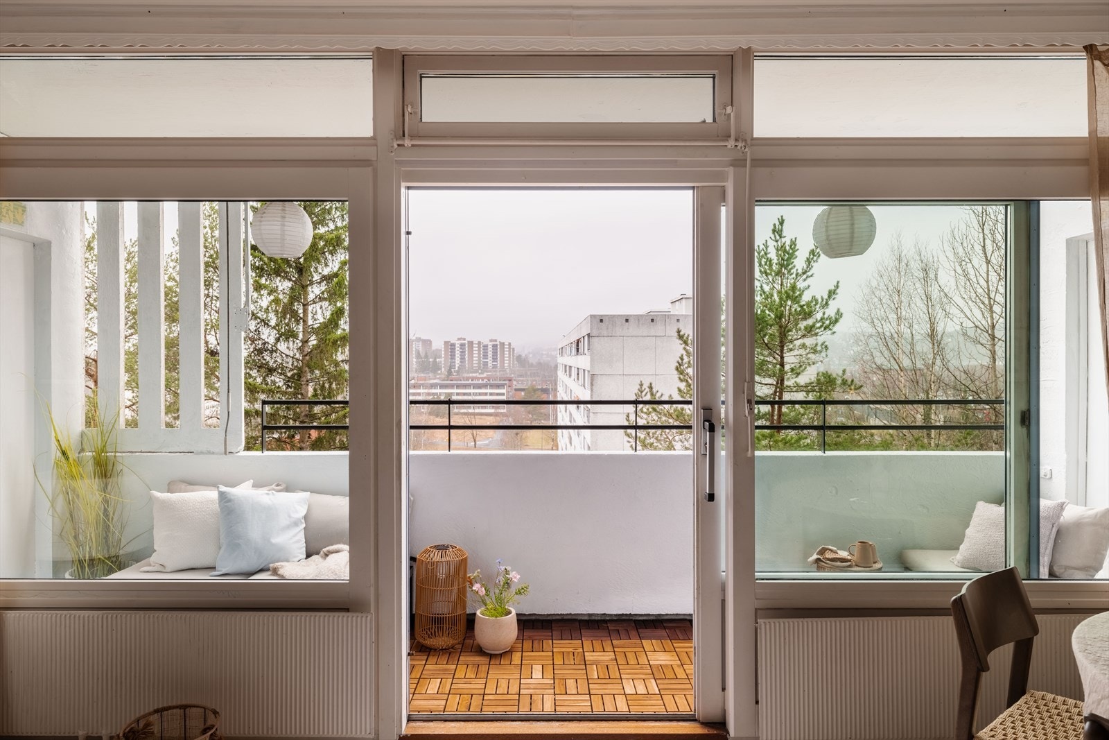 Fra stuen åpner leiligheten seg opp mot den private uteplassen. Galleribilde