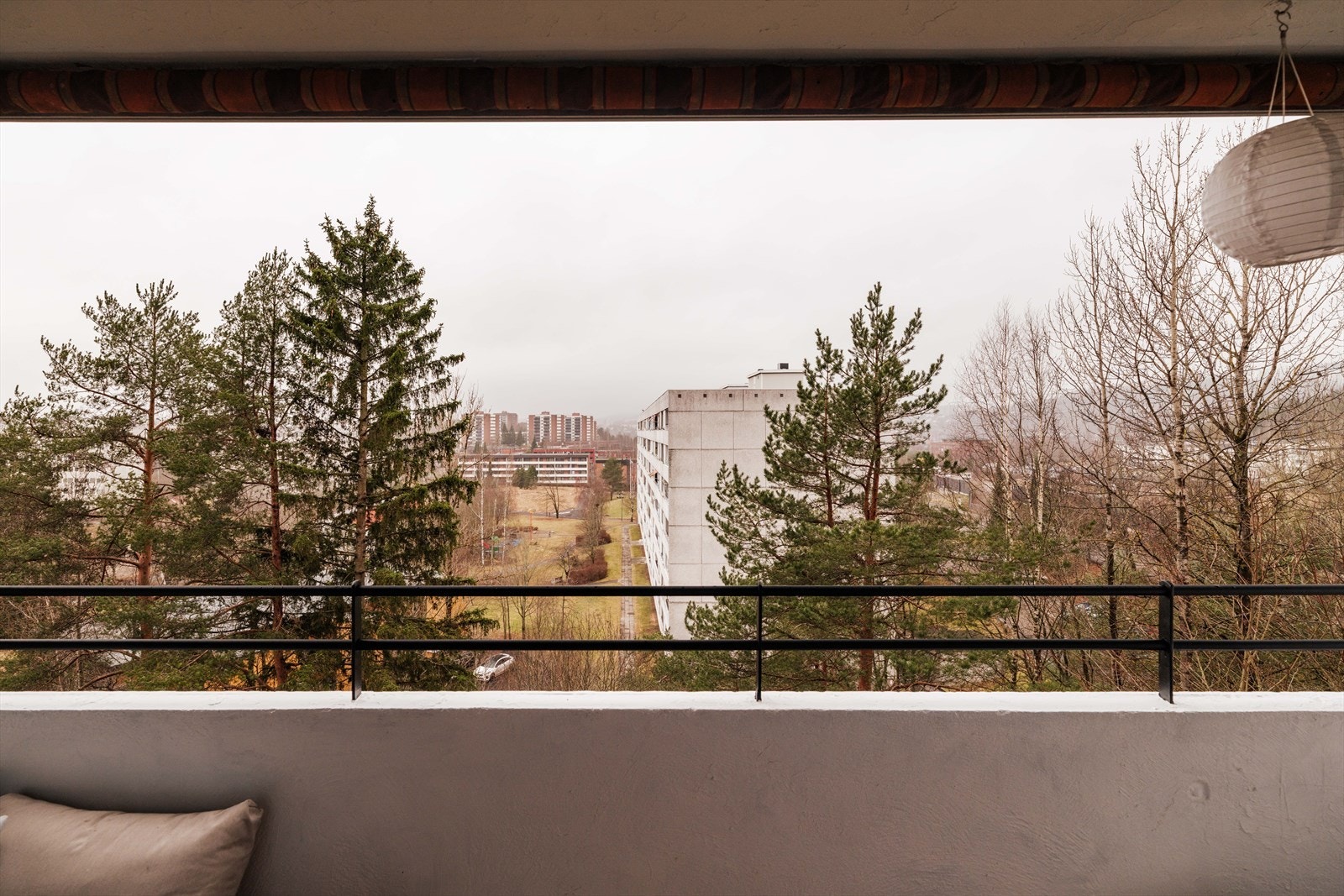 Fra balkongen har du utsyn over grønne fellesarealer og nærområdet. Galleribilde