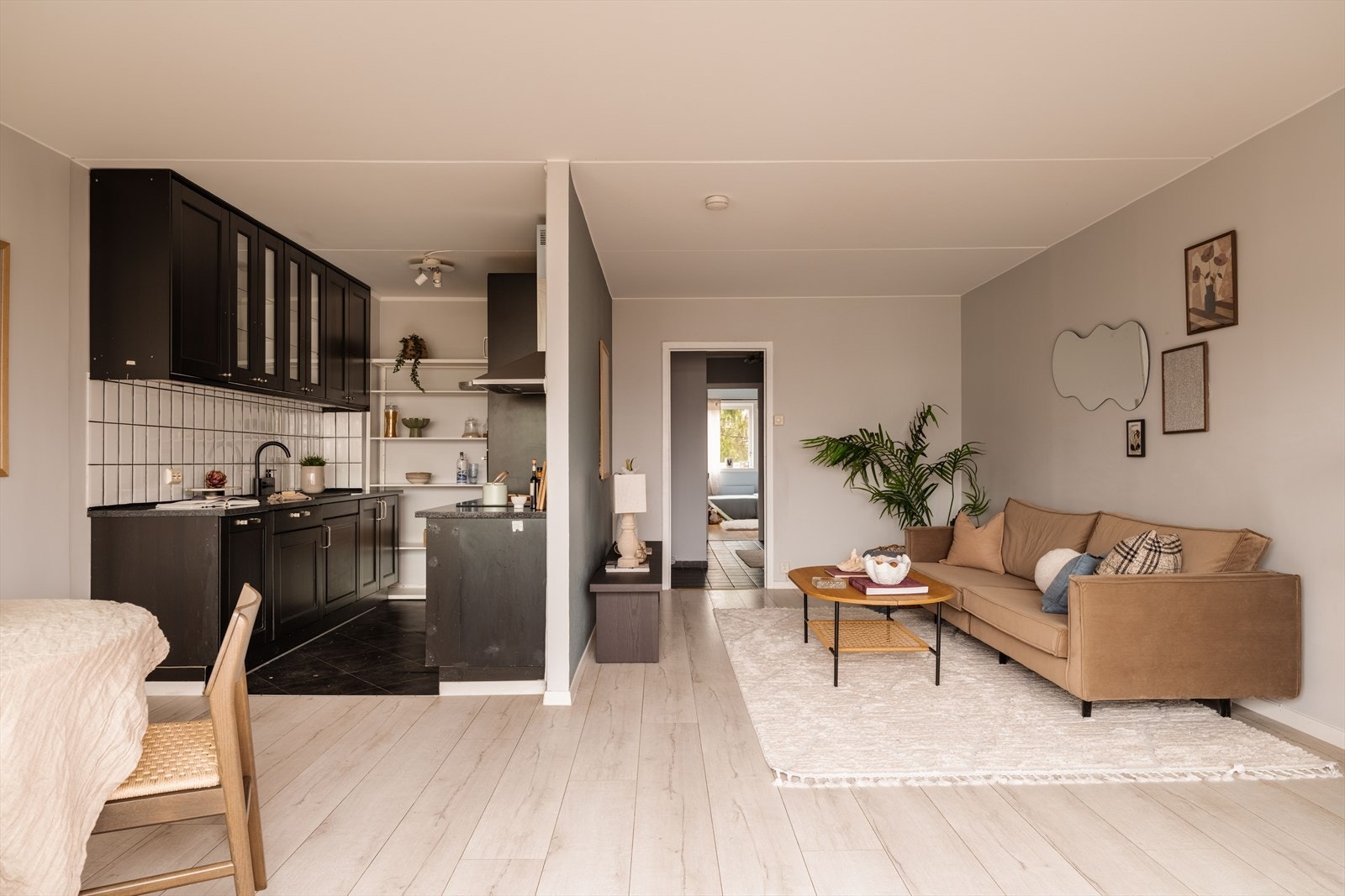 Den delvis åpne løsningen mellom stue og kjøkken skaper en sosial og luftig sone. Galleribilde