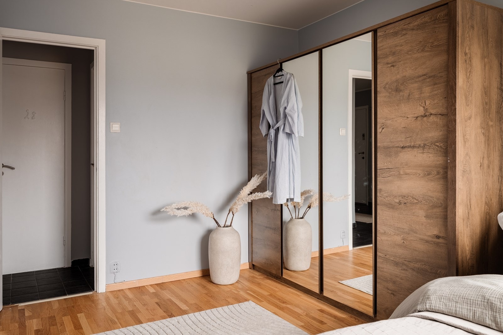 Rikelig med oppbevaringsplass i en stor garderobe med speilfronter. Galleribilde