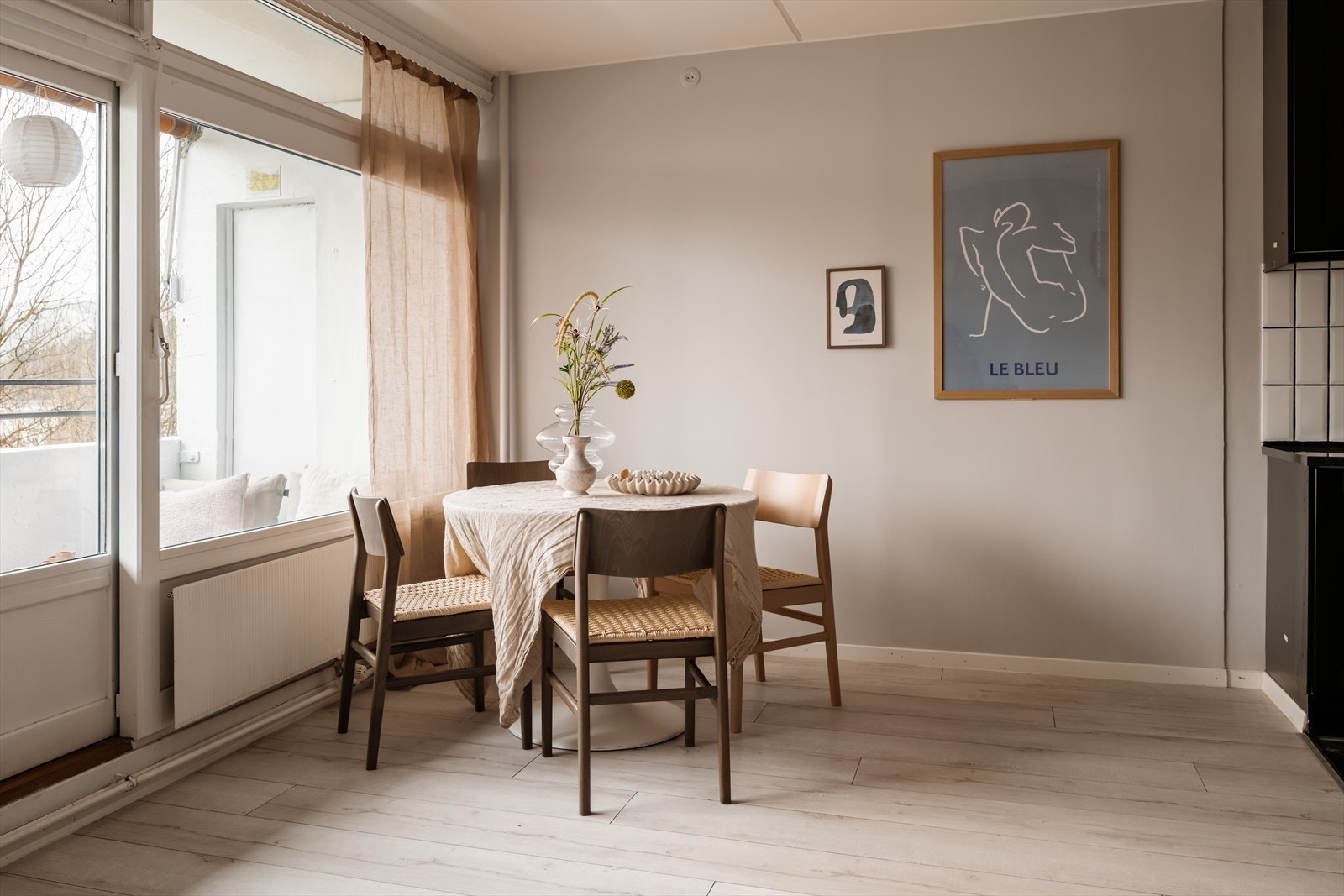 Spiseplassen er naturlig plassert i tilknytning til både stuen og kjøkkenet. Galleribilde