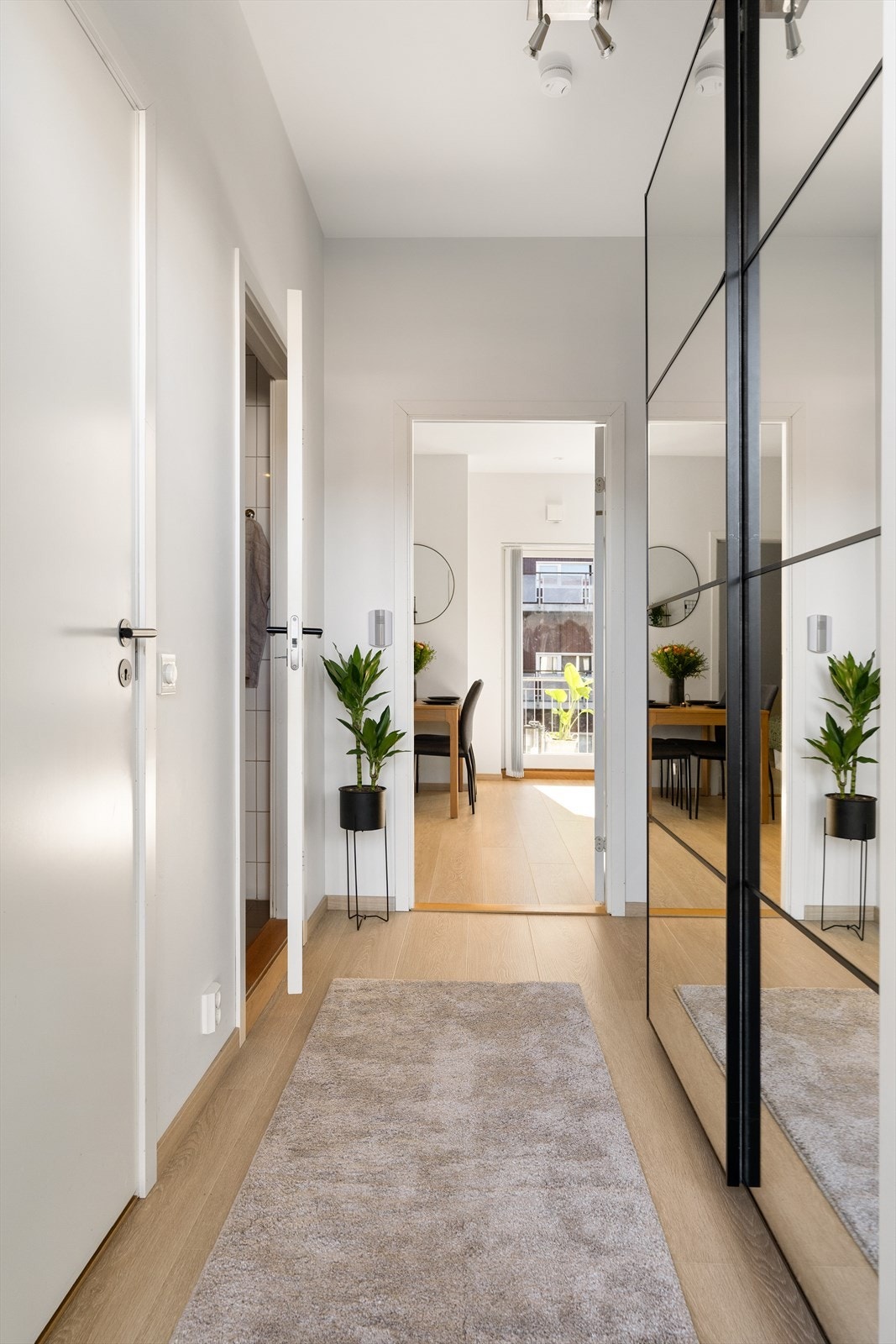 Leiligheten har en svært praktisk inngangsparti med stort garderobeskap. Galleribilde