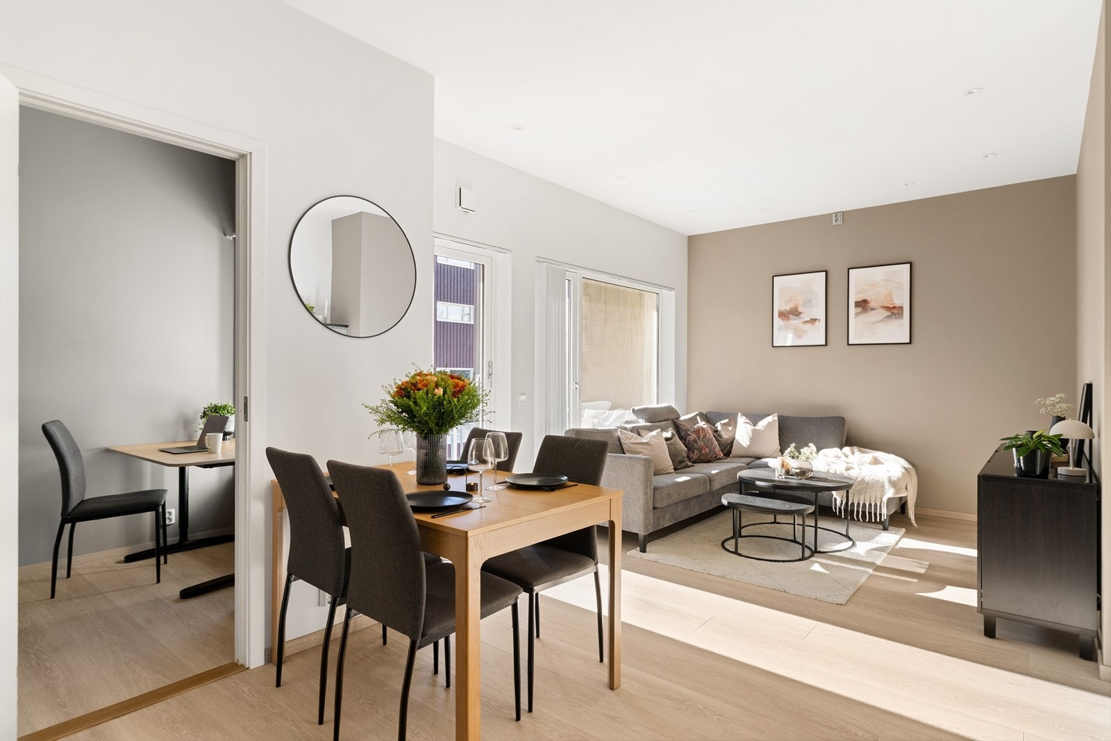 Leiligheten har store vindusflater som gir rikelig med naturlig lysinnslipp. Galleribilde