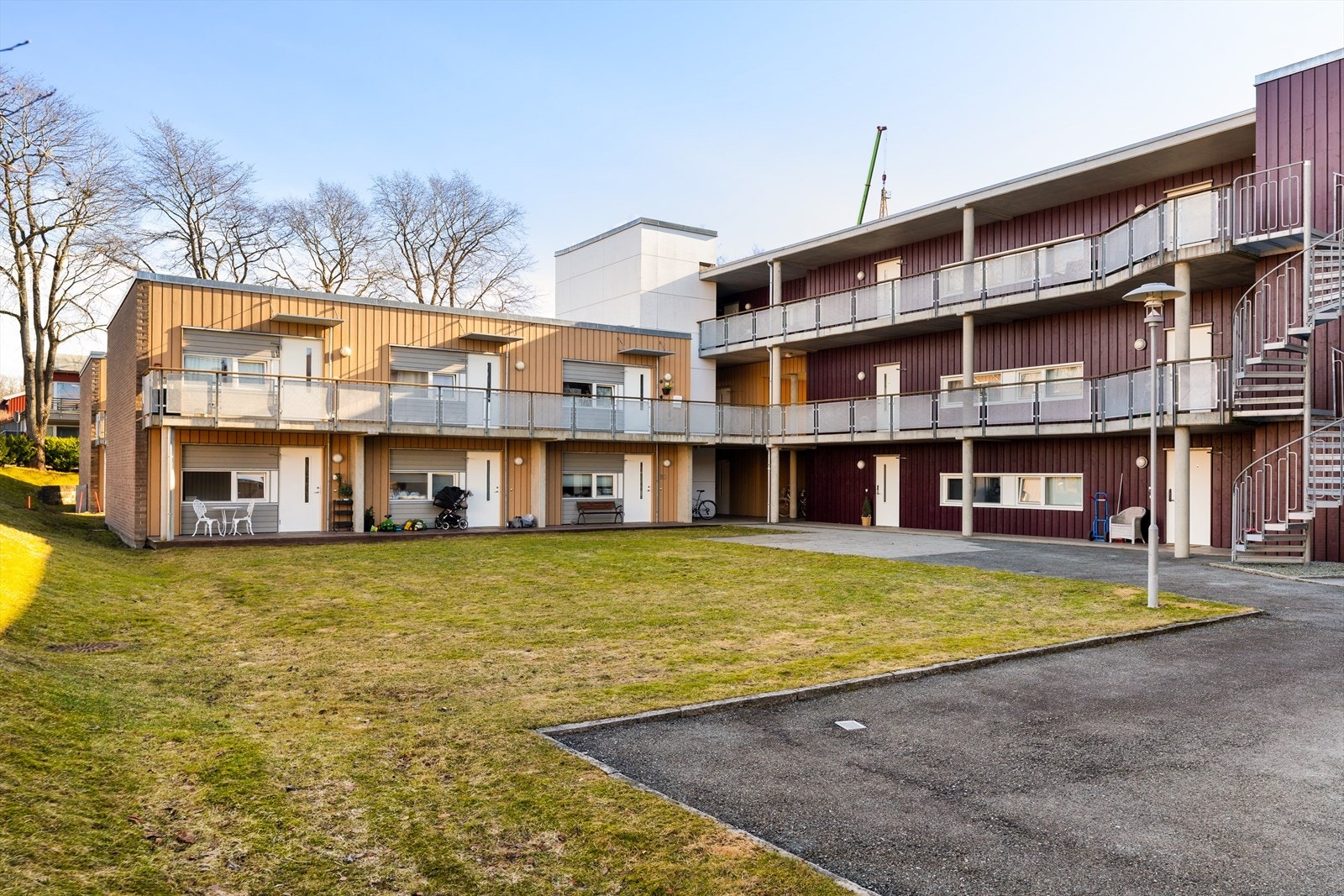 Fra leiligheten og balkongen har man utsikt mot borettslaget sitt grøntareal. Galleribilde