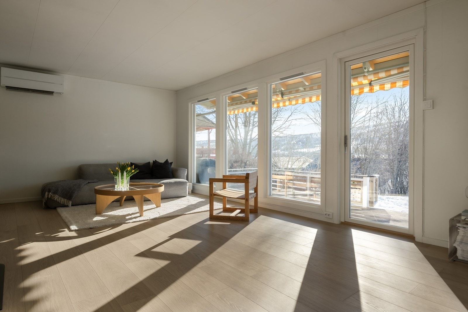 Store vindusflater gir utsyn mot uteområdet og terrassen. Galleribilde