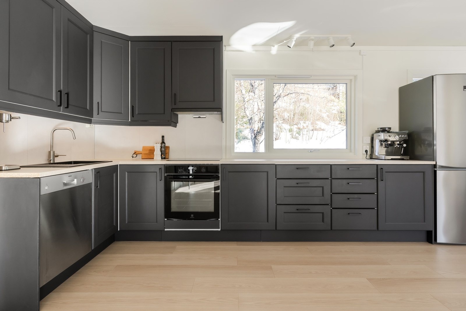 Kjøkkeninnredning med profilerte fronter og benkeplate i laminat gir et funksjonelt arbeidsområde. Galleribilde