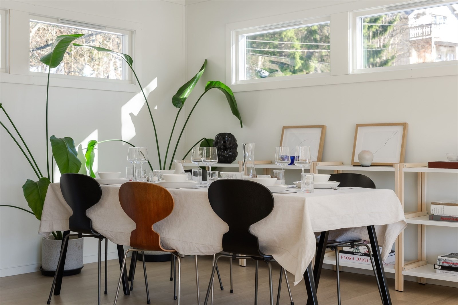 Spisebordet er plassert nær vinduer som gir rikelig med naturlig lys. Galleribilde