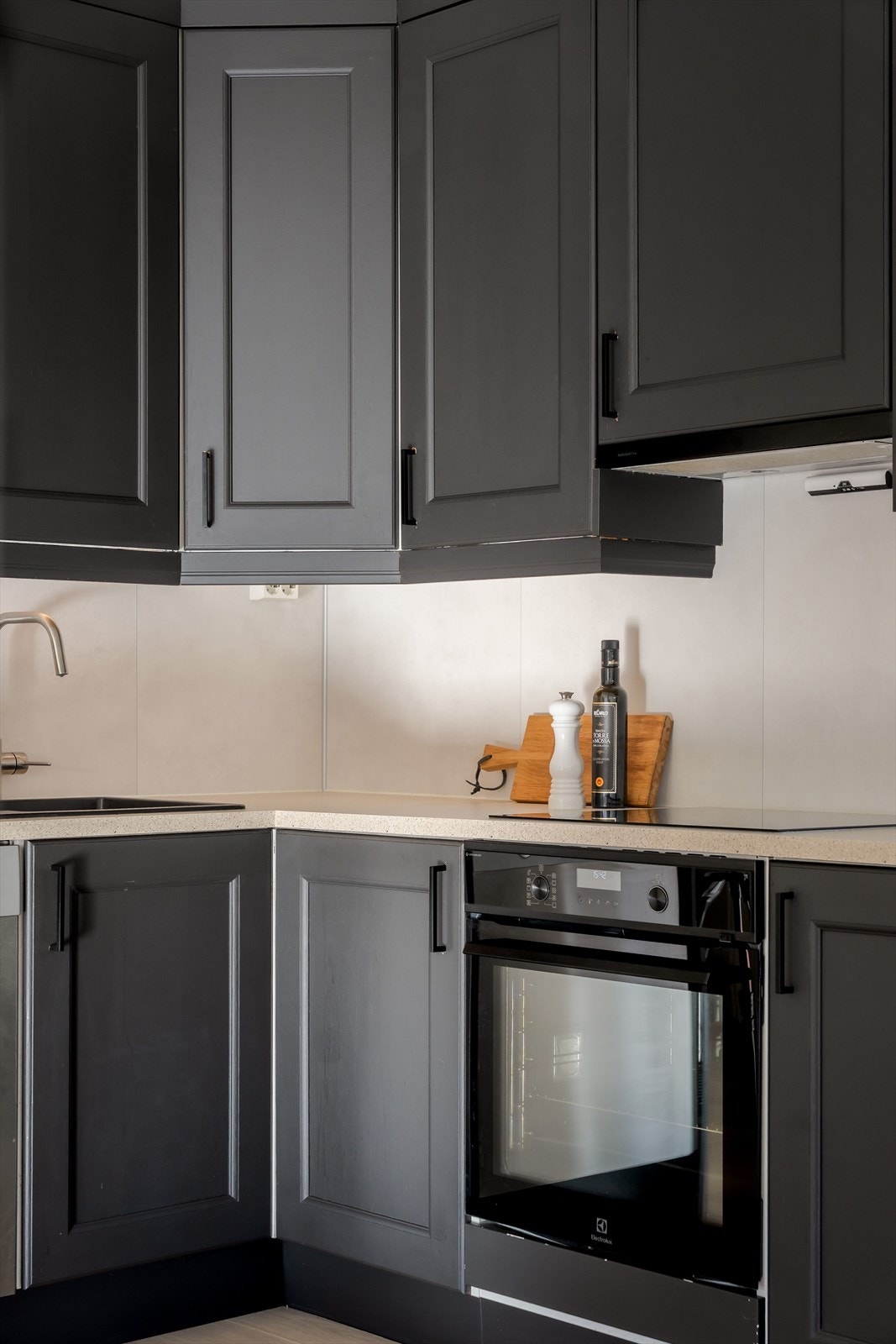 Integrert stekeovn og oppvaskkum i metall gir et samlet og praktisk kjøkkenområde. Galleribilde