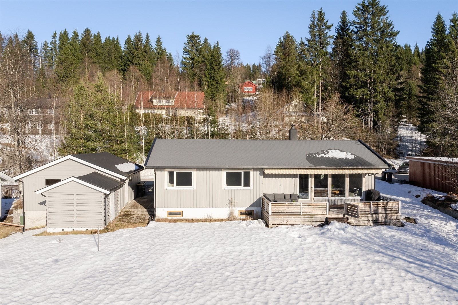 Boligen har taktekking av takshingel fra 2017 og vinduer med tre-lags glass fra 2025. Galleribilde