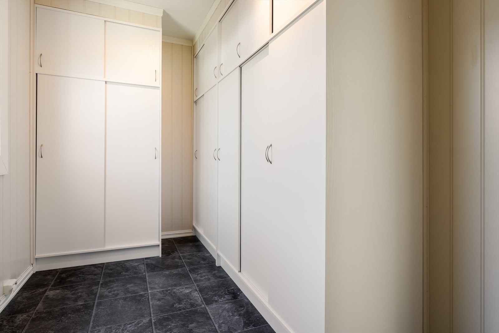 Det tredje soverommet er i dag innredet som walk-in garderobe med skyvedører gir praktisk oppbevaring og utnytter plassen godt. Galleribilde