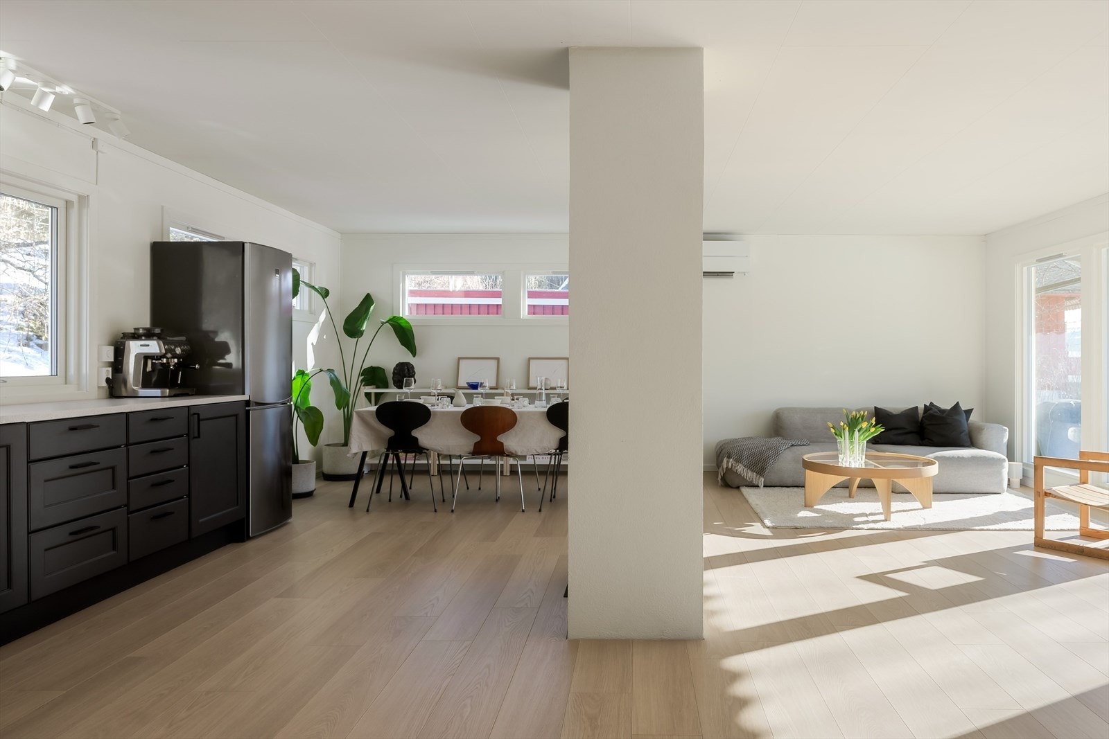 Åpen løsning mellom kjøkken og stue skaper en sammenhengende og sosial oppholdsplass. Galleribilde