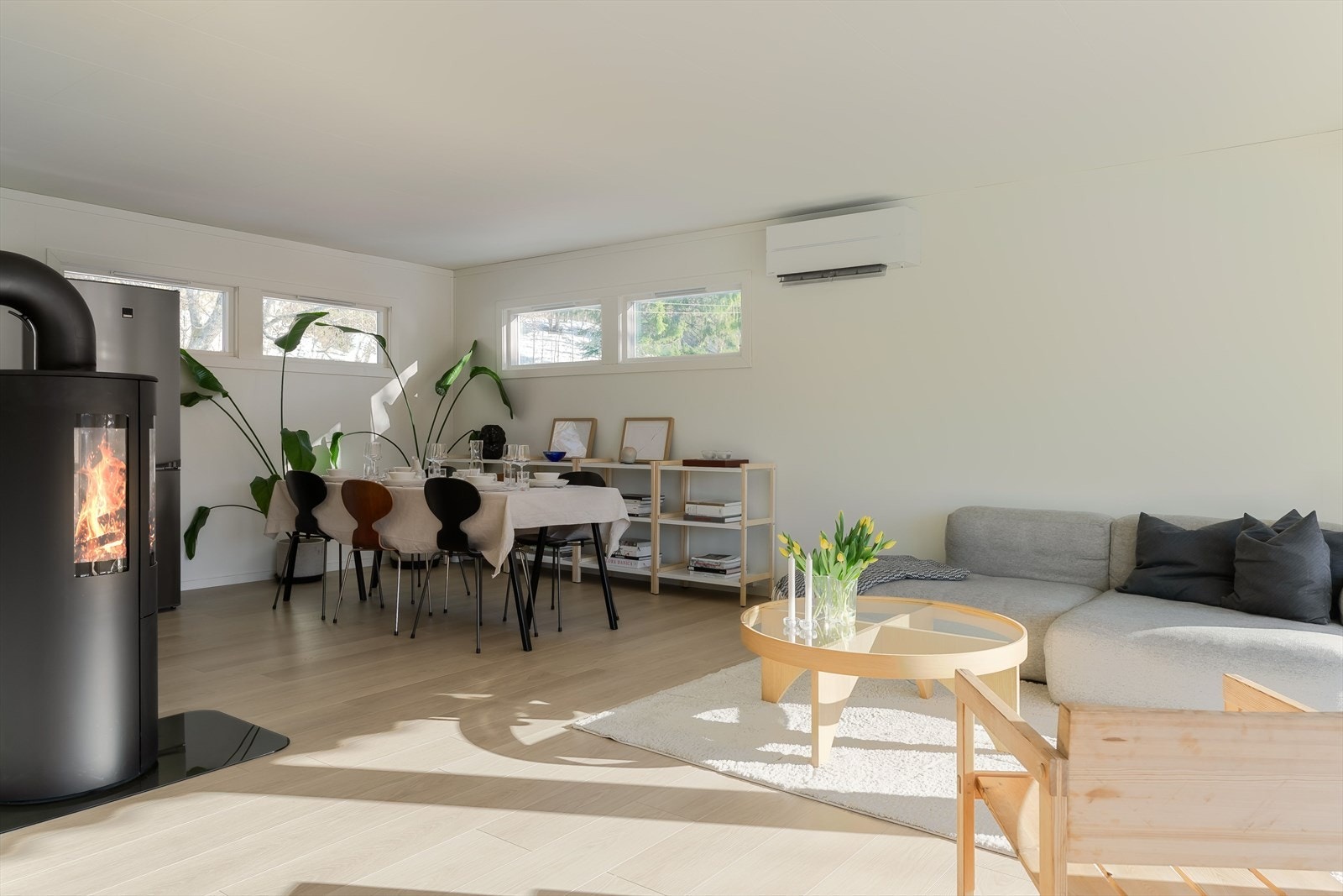 Vedovn bidrar med jevn varme i stuen, som har nylig oppgraderte overflater. Galleribilde