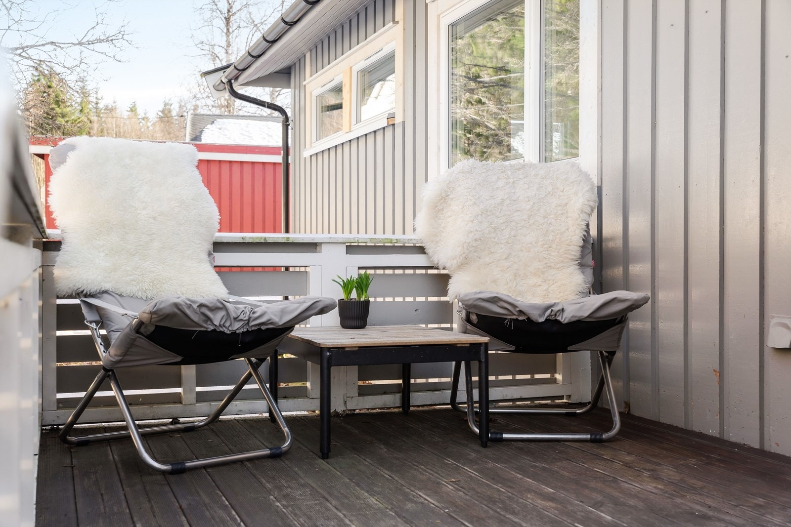 Terrassen ved inngangspartiet måler ca. 7 m² og har plass til en koselig sittegruppe. Galleribilde