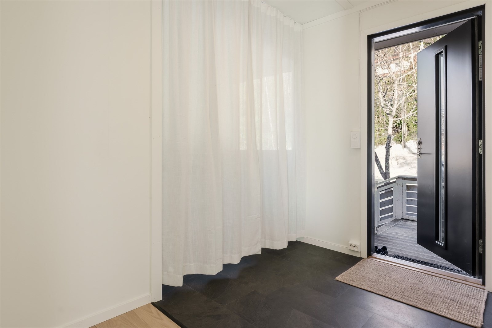 Flislagt gulv gir slitesterk overflate i entréen. Utgang til terrasse gir enkel tilgang til uteområdet. Galleribilde