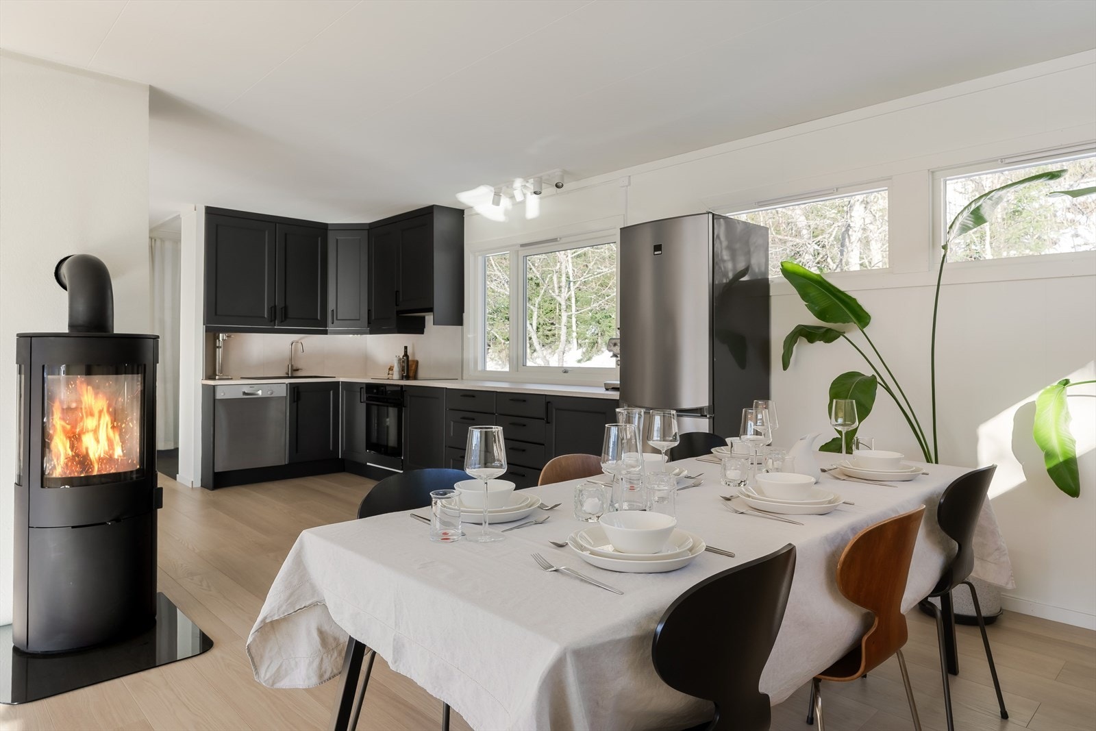 Direkte forbindelse til kjøkkenet gir en naturlig spiseplass med god plass. Galleribilde