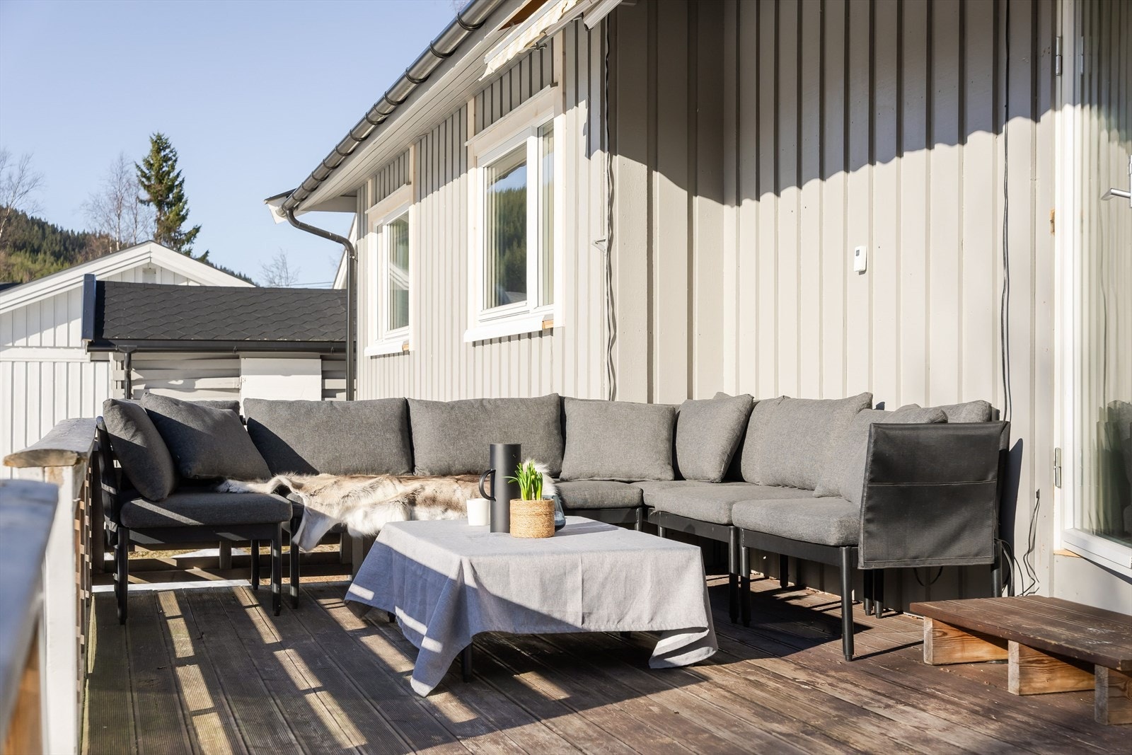 Solrik terrasse med gulv fra 2021. Galleribilde