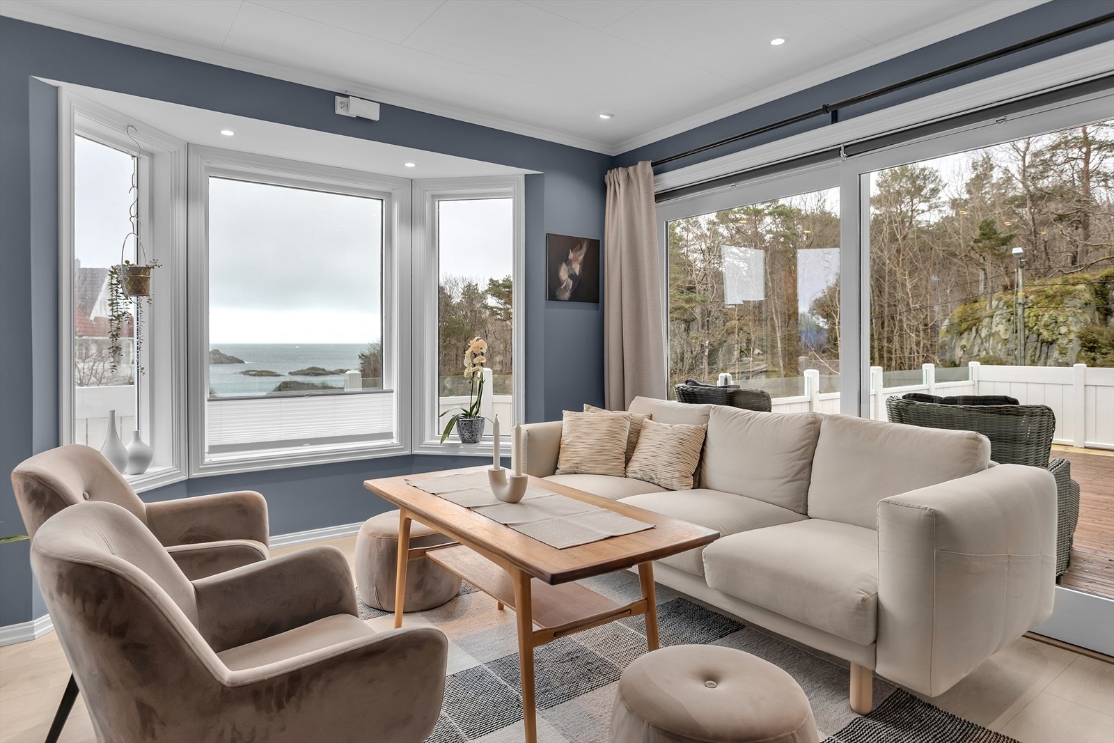 Nydelig utsikt fra stue, med mulighet for å åpne opp til terrasse. Galleribilde
