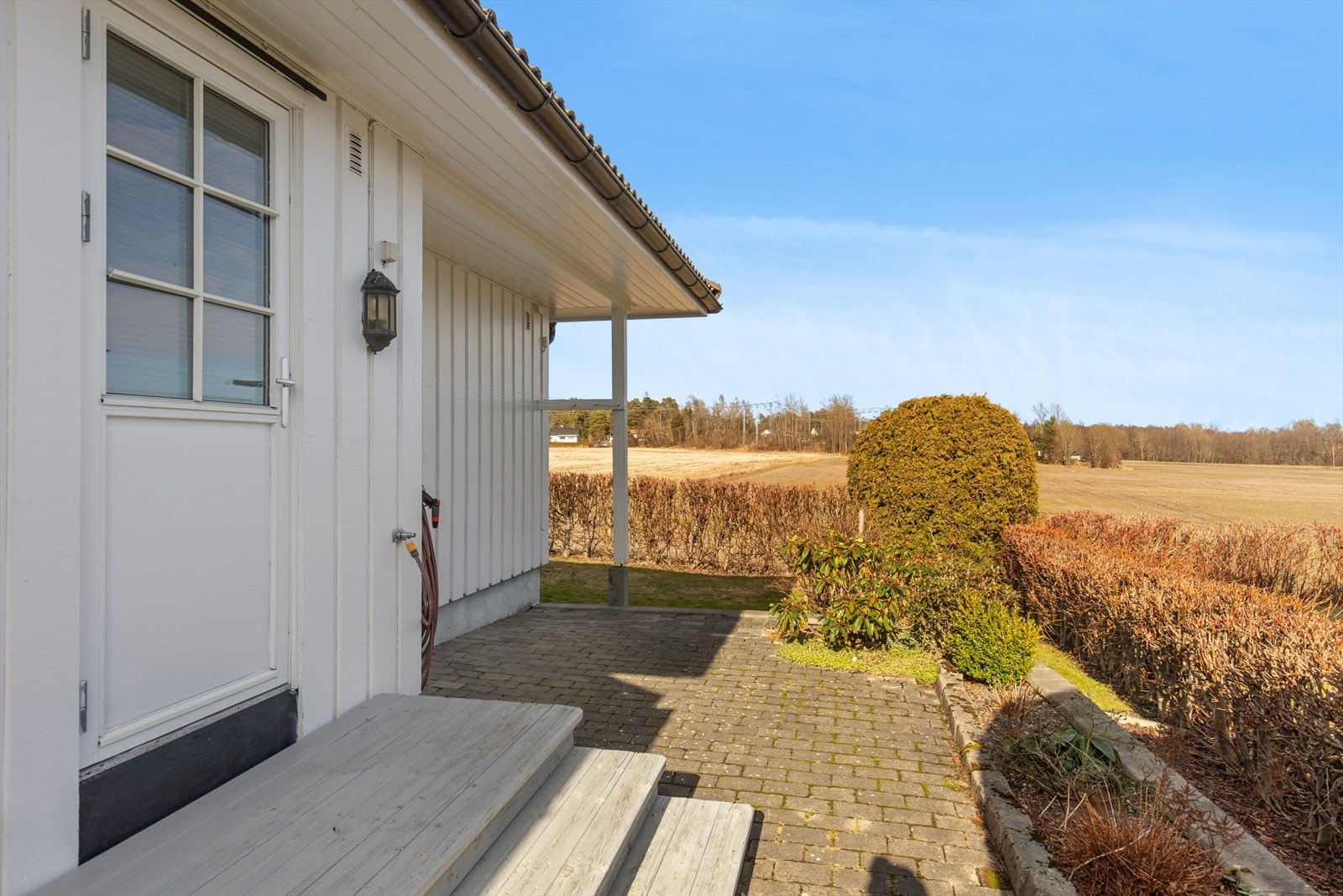 Utgang ved vaskerom, nydelig formiddagssol. Galleribilde