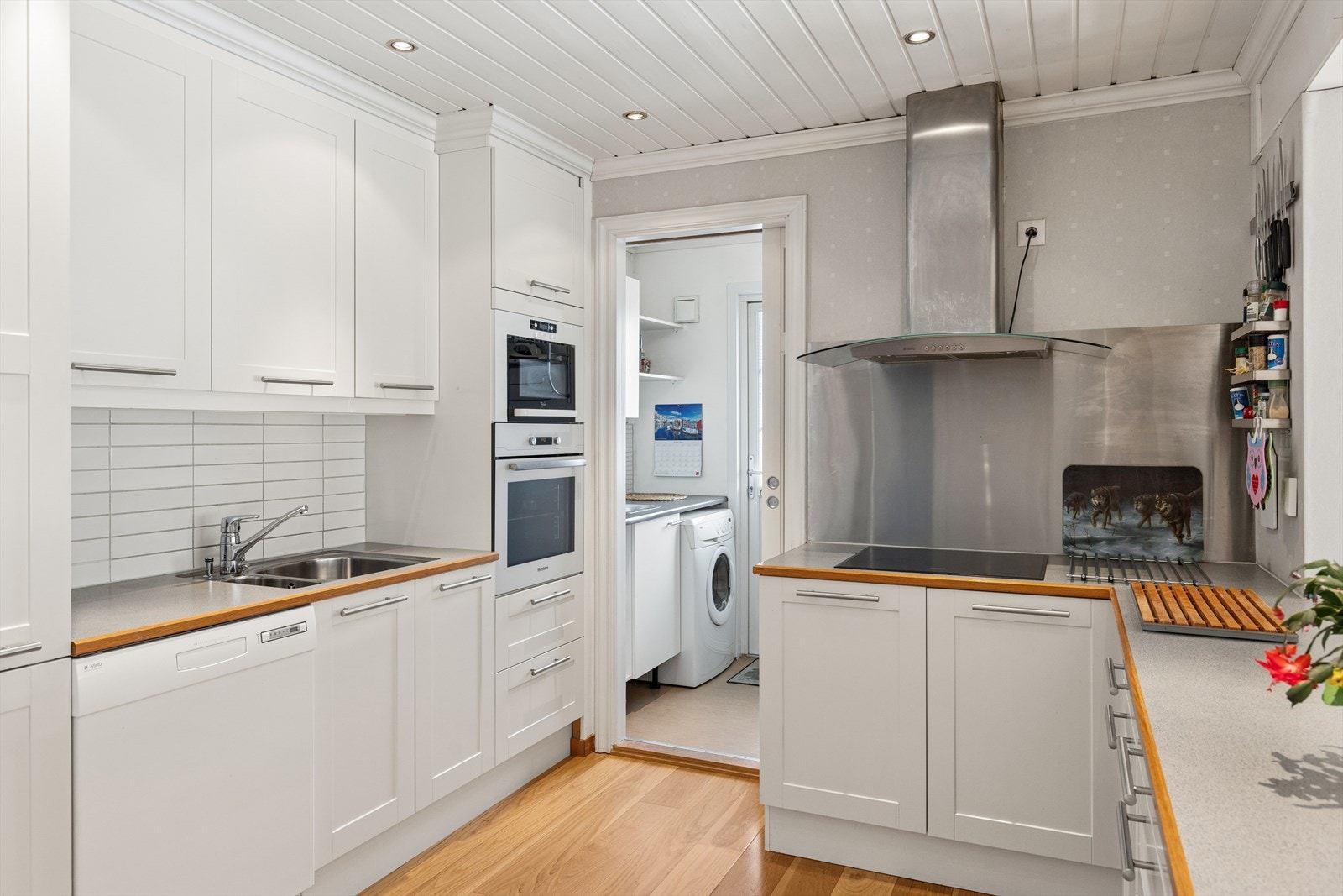 Vaskerom og utgang, vegg i vegg med kjøkken. Galleribilde