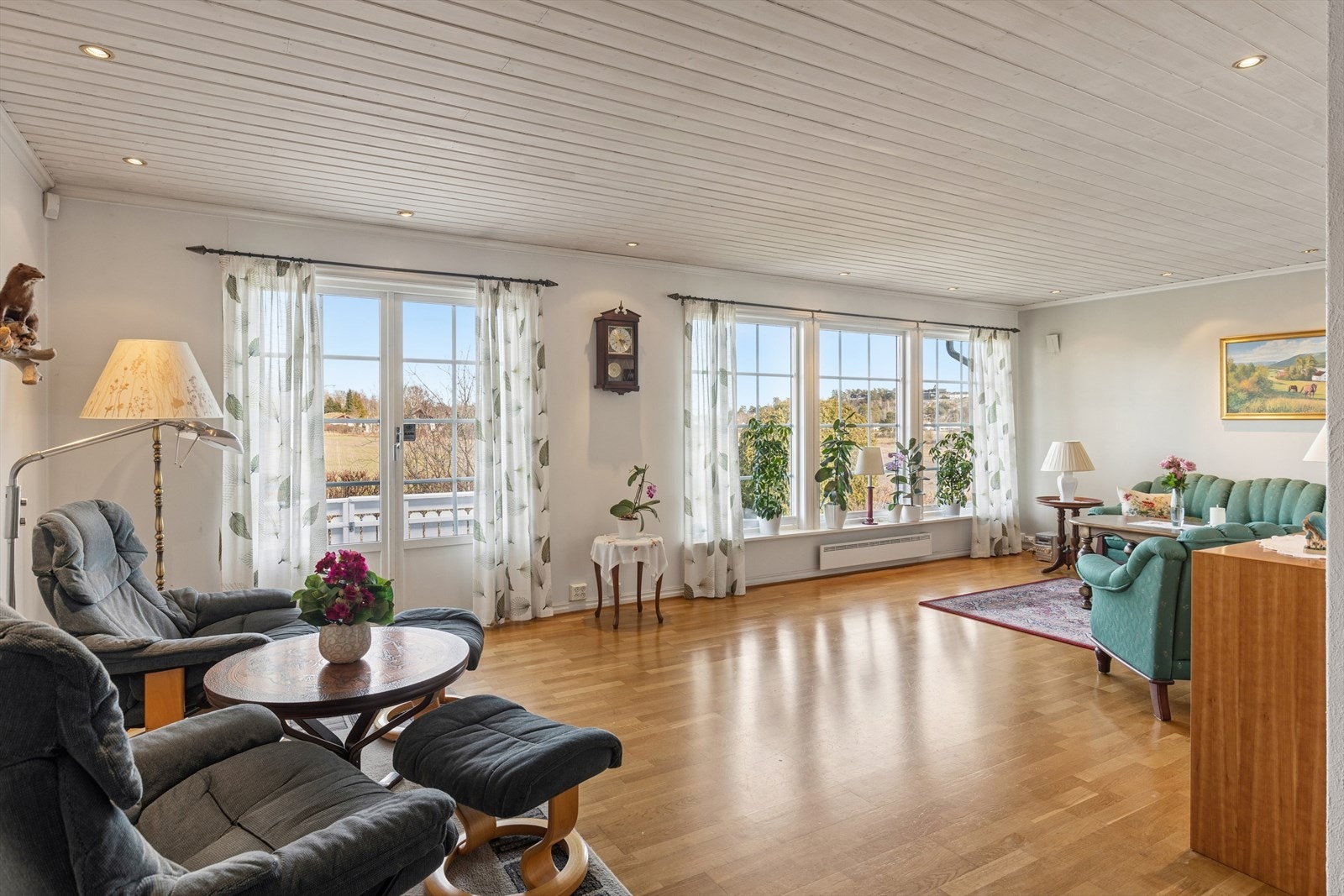 Oppholdsarealer med store vindusflater og plass til flere soner. Galleribilde