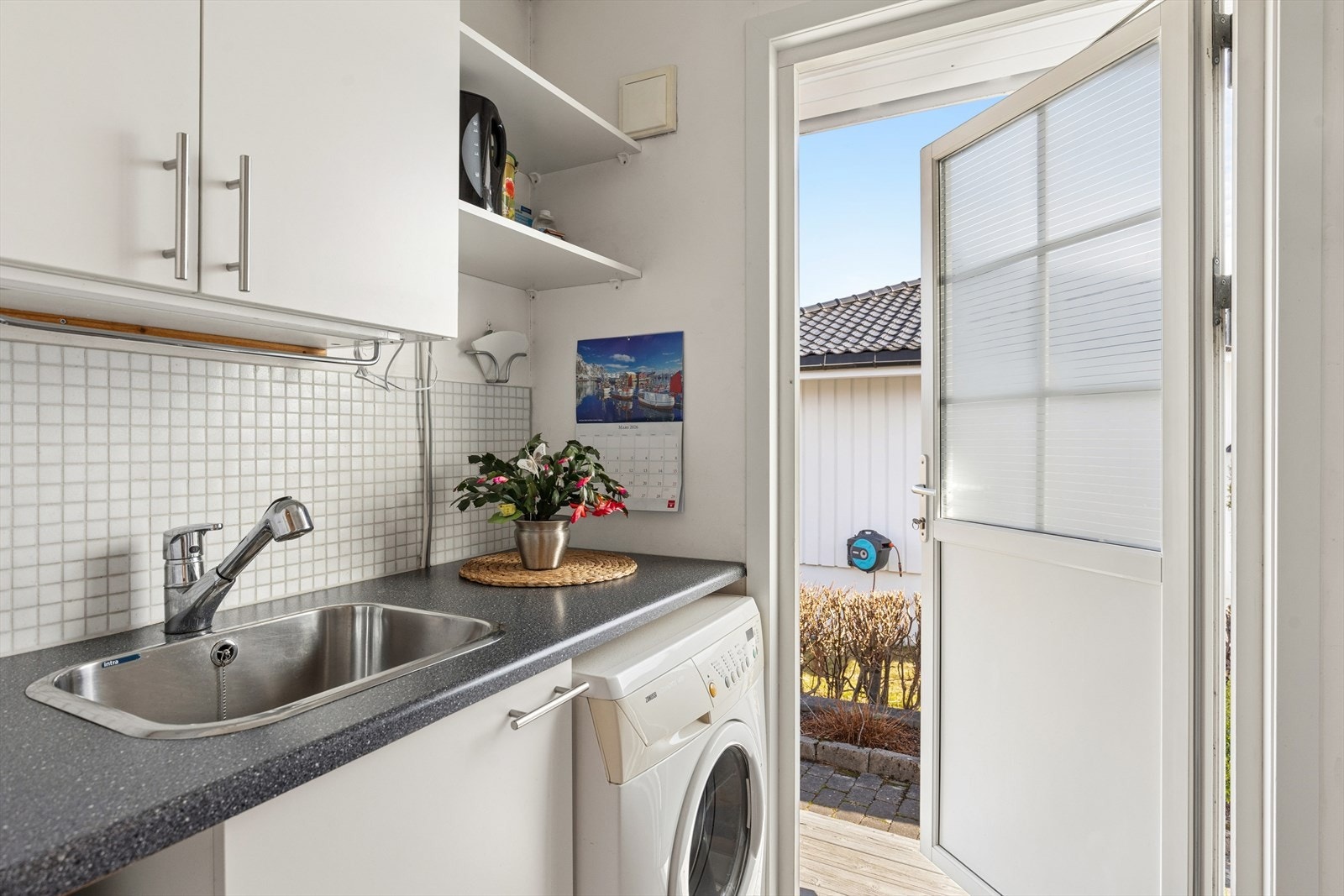 Svært praktisk løsning. Fungerer også som grovkjøkken. Galleribilde