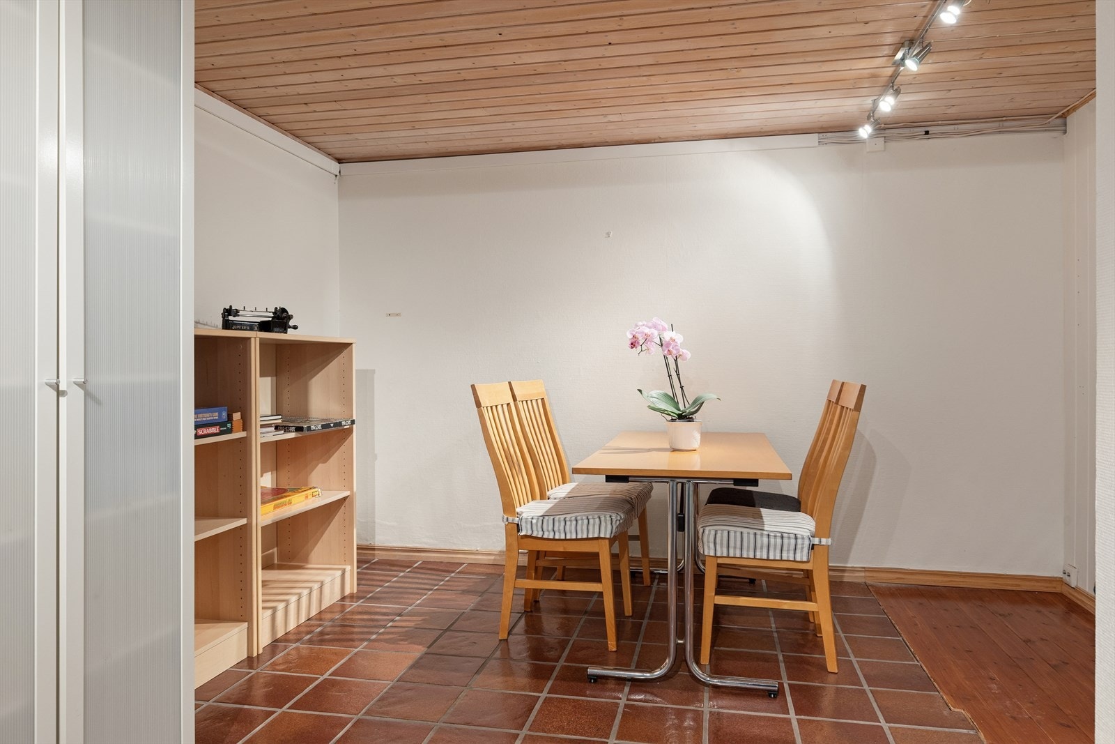 Mellomgang i kjelleren. Galleribilde