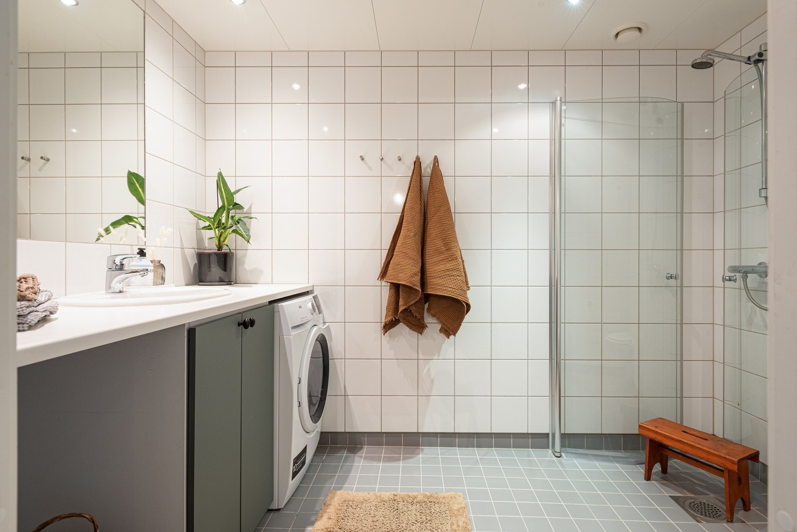 Videre har leiligheten et delikat baderom med gulvvarme, samt opplegg for vaskemaskin og tørketrommel. Galleribilde