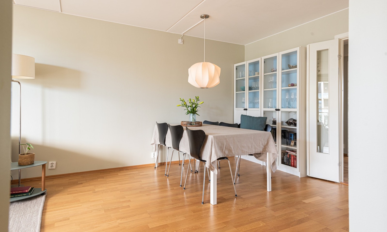 I stuen er det plass til flott sone for stor spisestue. Galleribilde